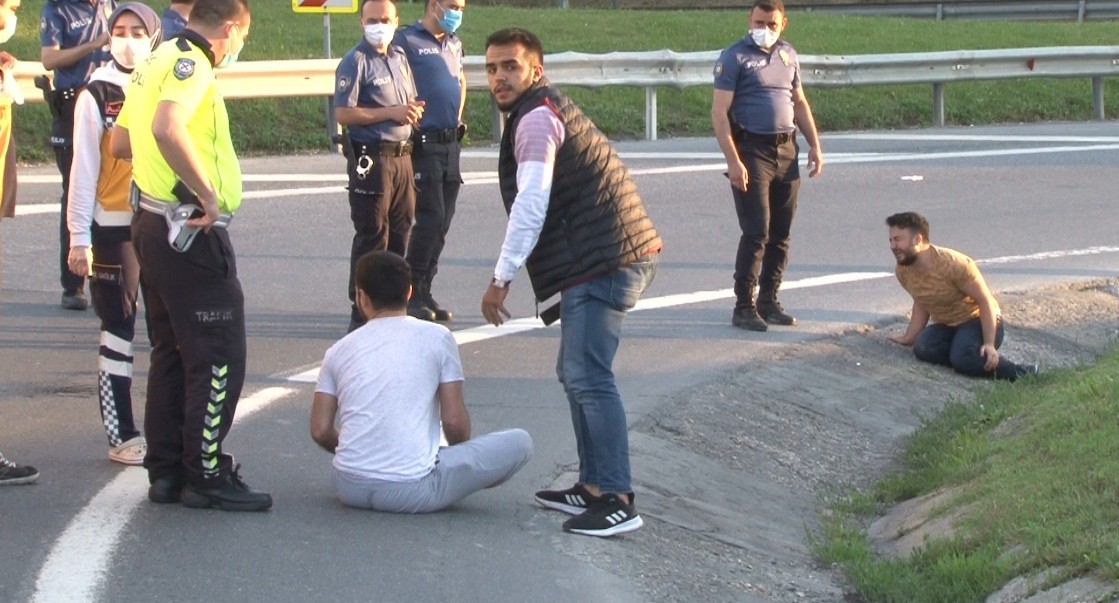 Otomobille çarpışan motosikletli genç öldü, yakınları sinir krizi geçirdi