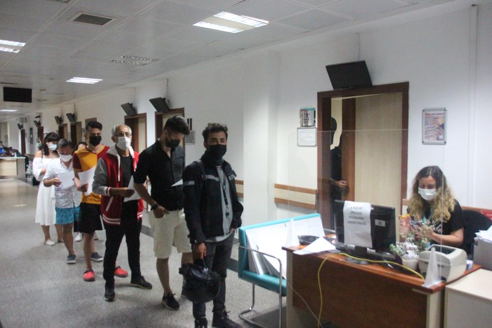 Hastanelerde aşı yoğunluğu! Uzun kuyruklar oluştu