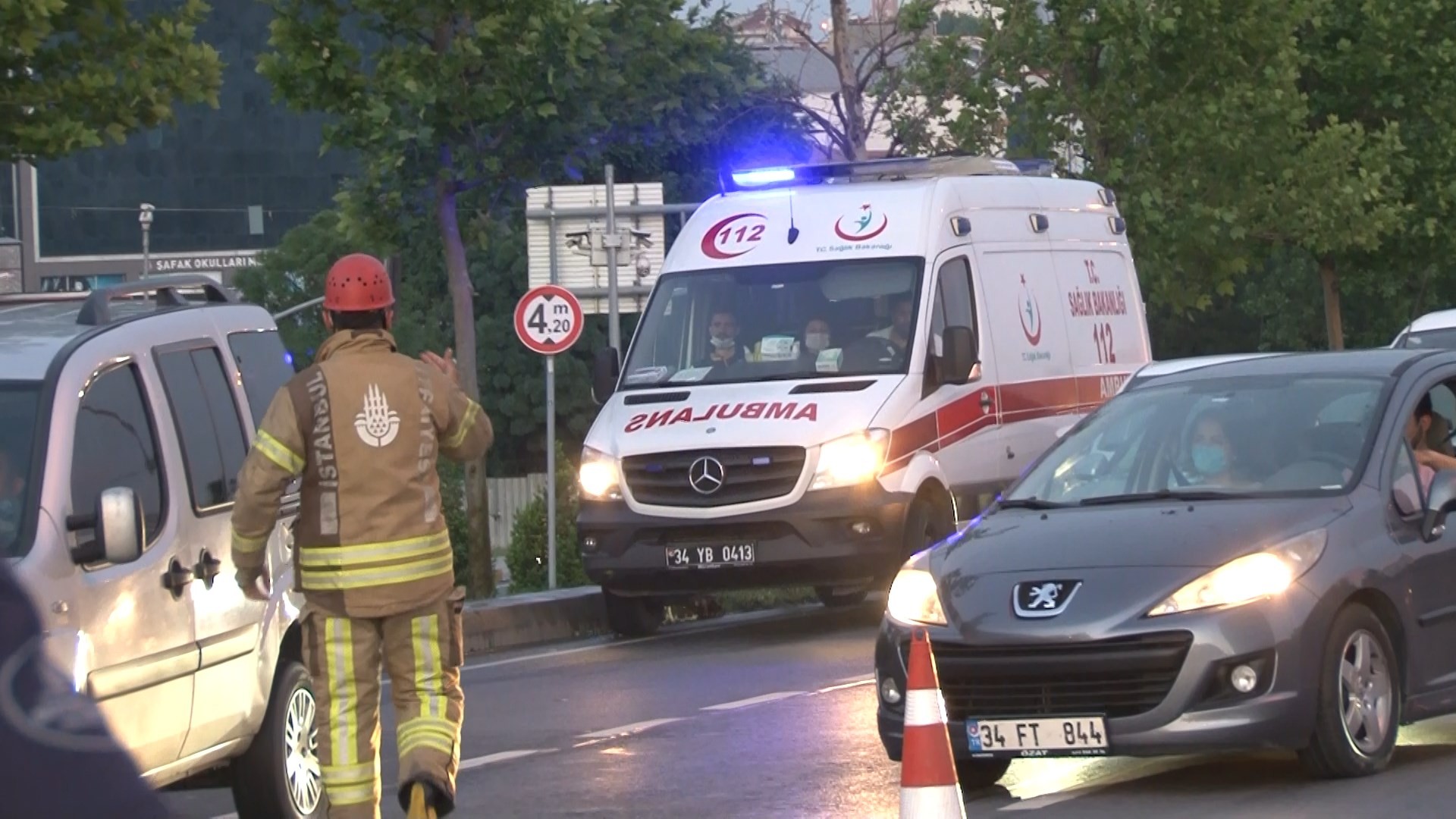 Önüne geçen motosikletliye çarpmamak için manevra yapan araç takla attı