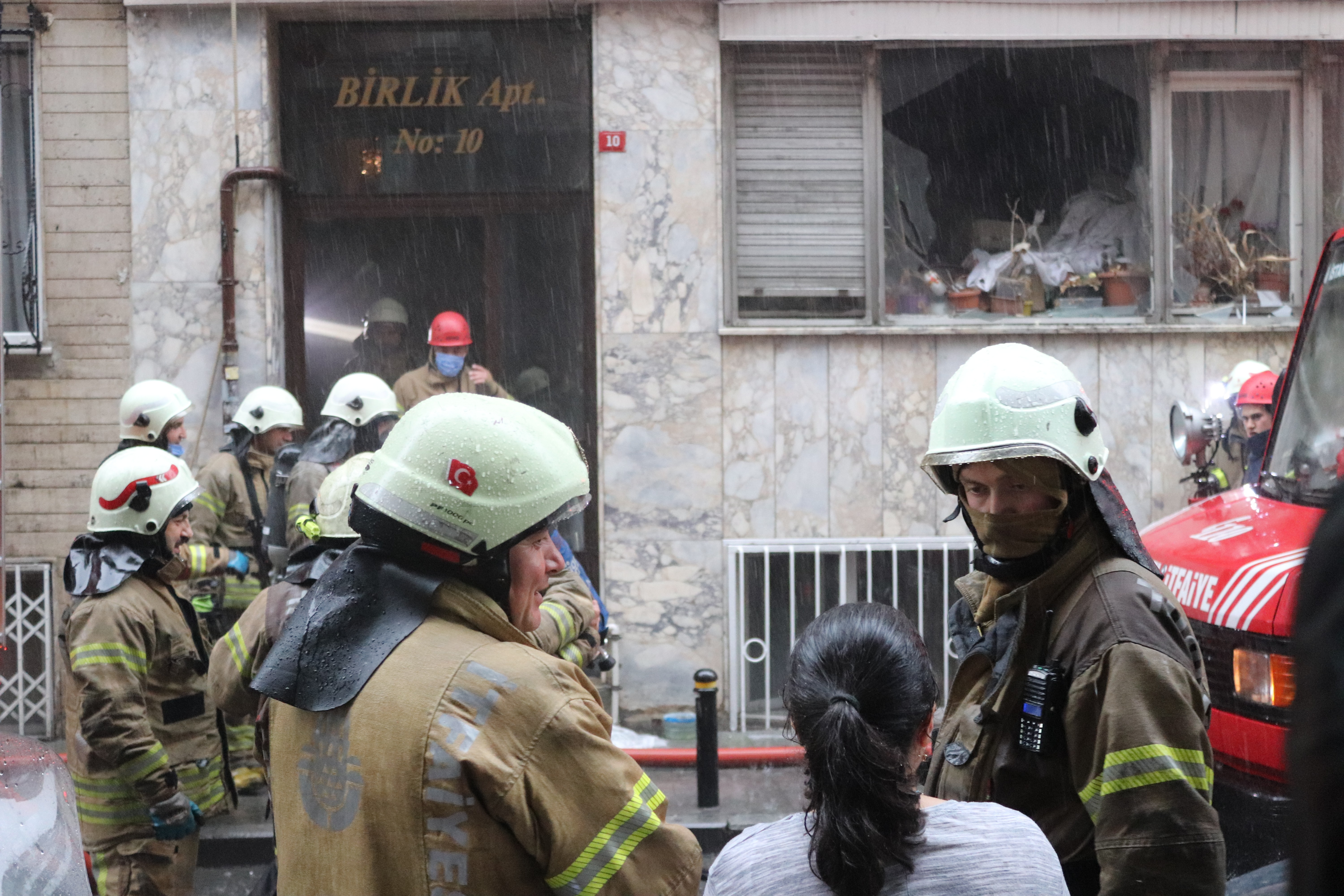 Vatandaşlar, yangında mahsur kalan kediyi kurtarmak için dumanların arasına daldı