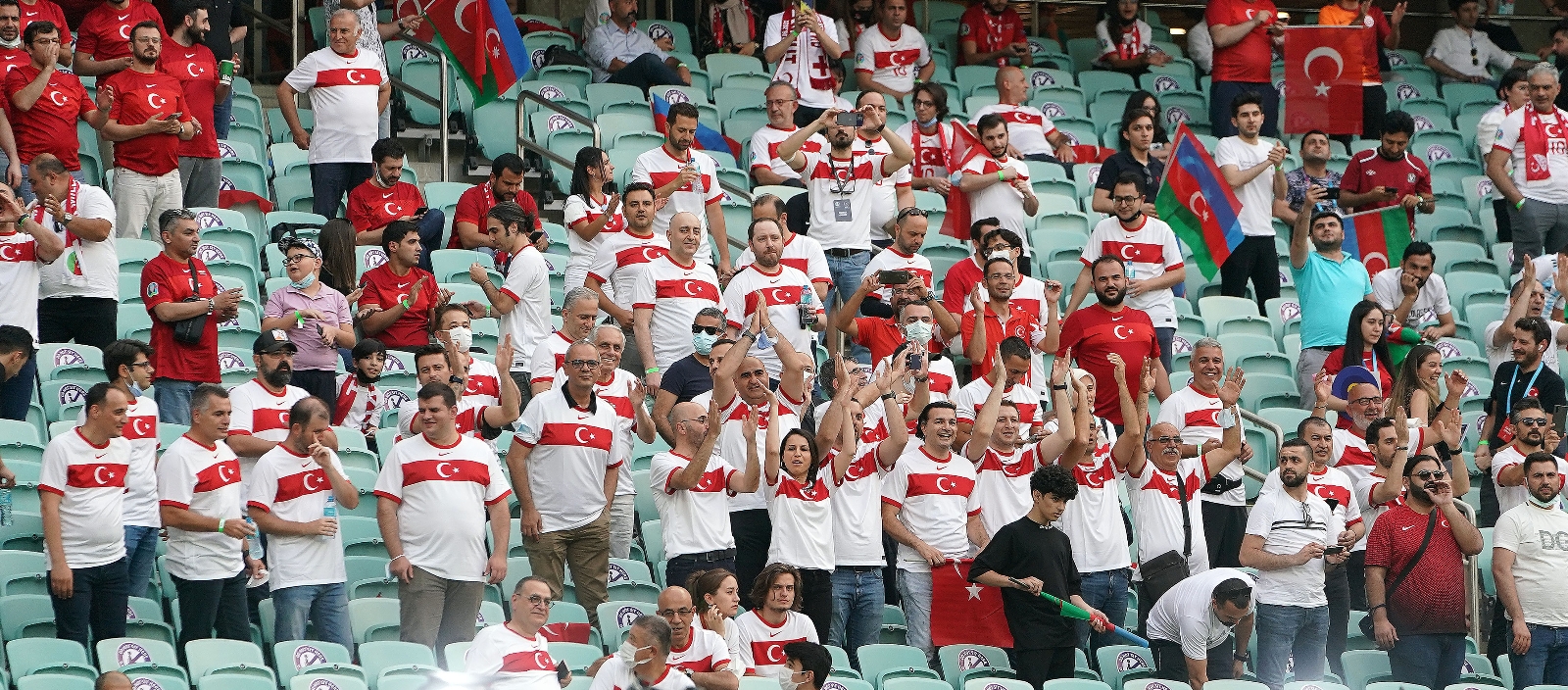 Bakü’de tribünler yine Türk Bayraklarıyla doldu