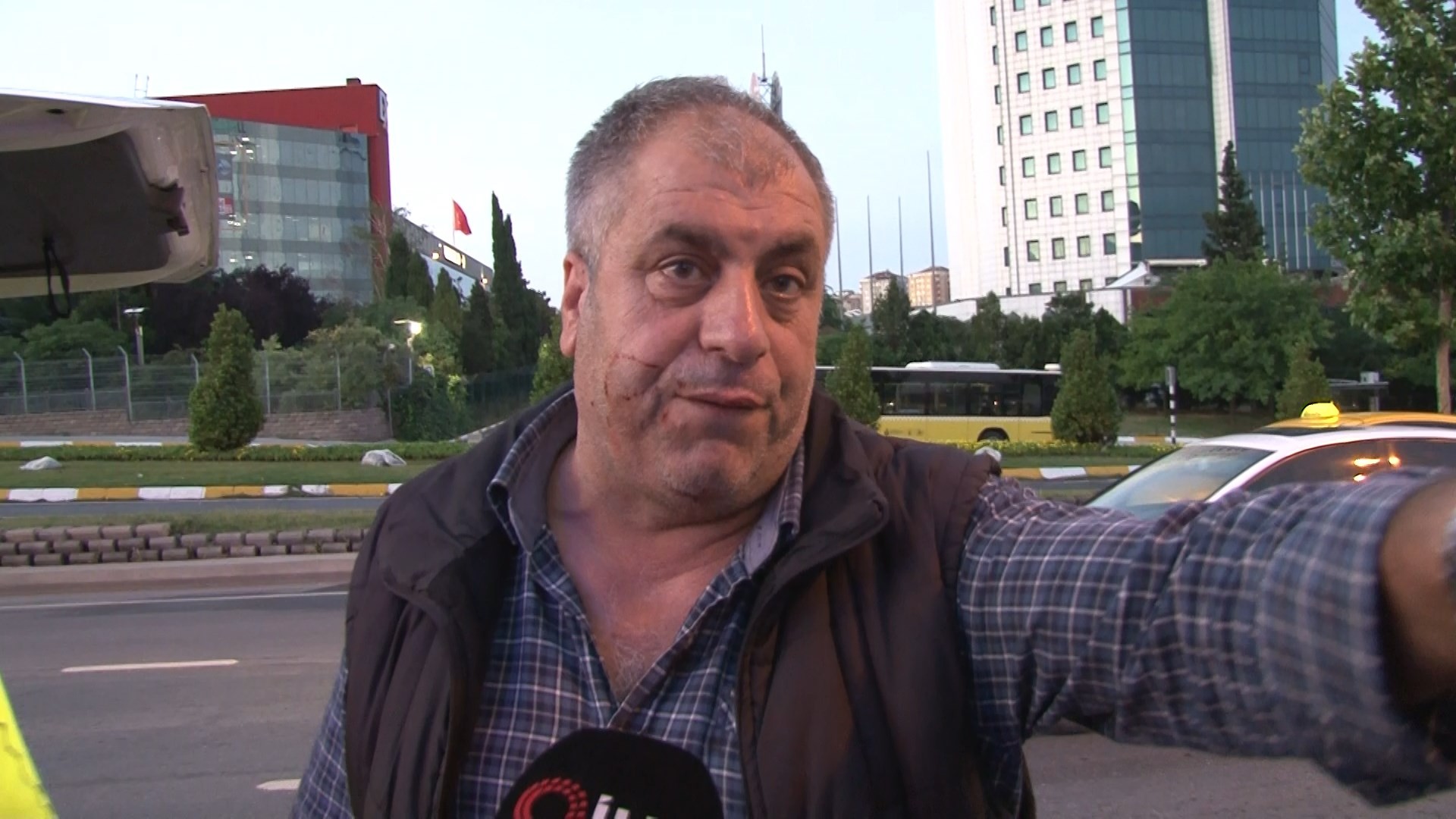 Önüne geçen motosikletliye çarpmamak için manevra yapan araç takla attı