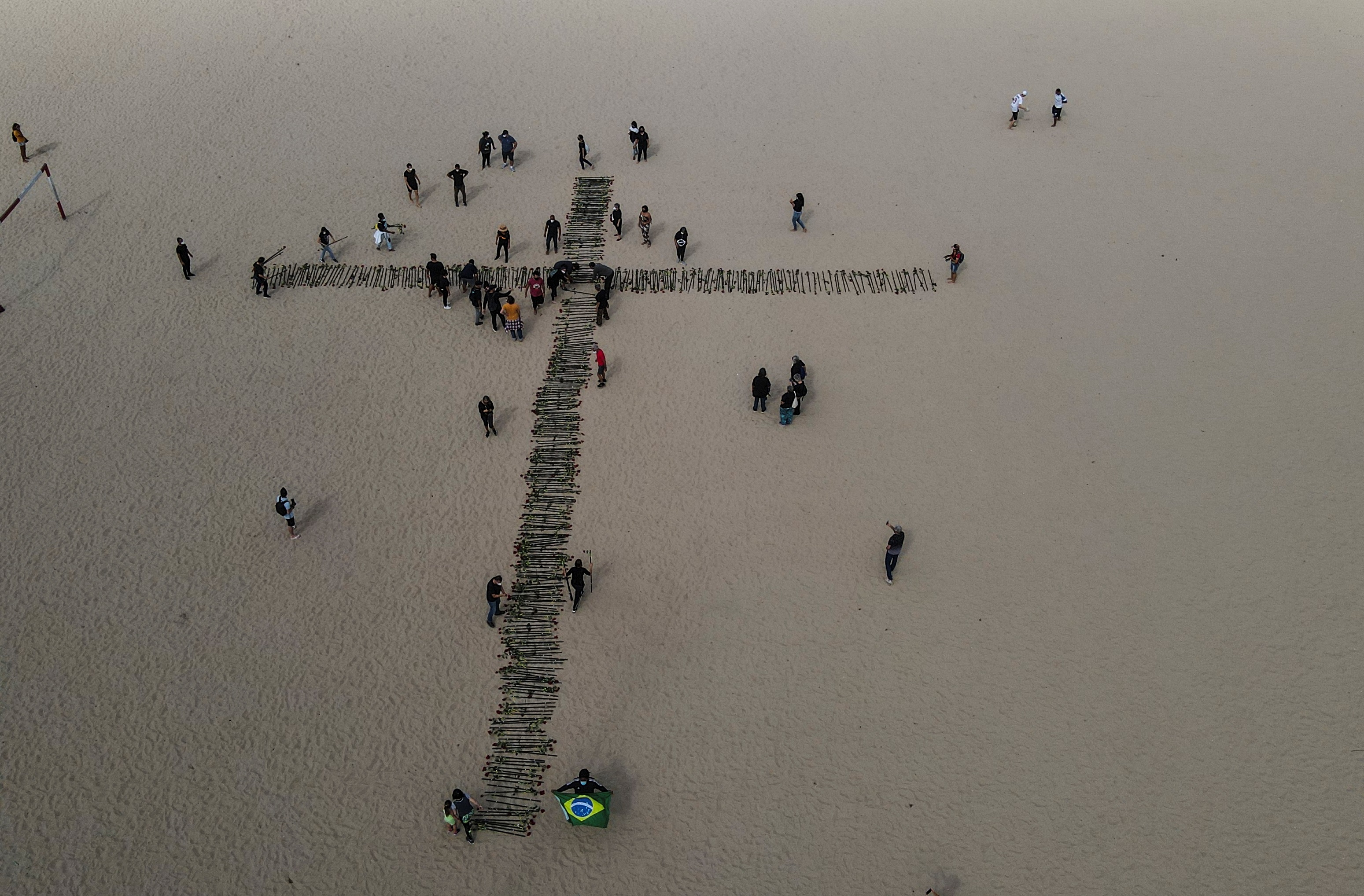 Copacabana Plajı’na Covid-19’dan ölenler anısına 500 gül dikildi