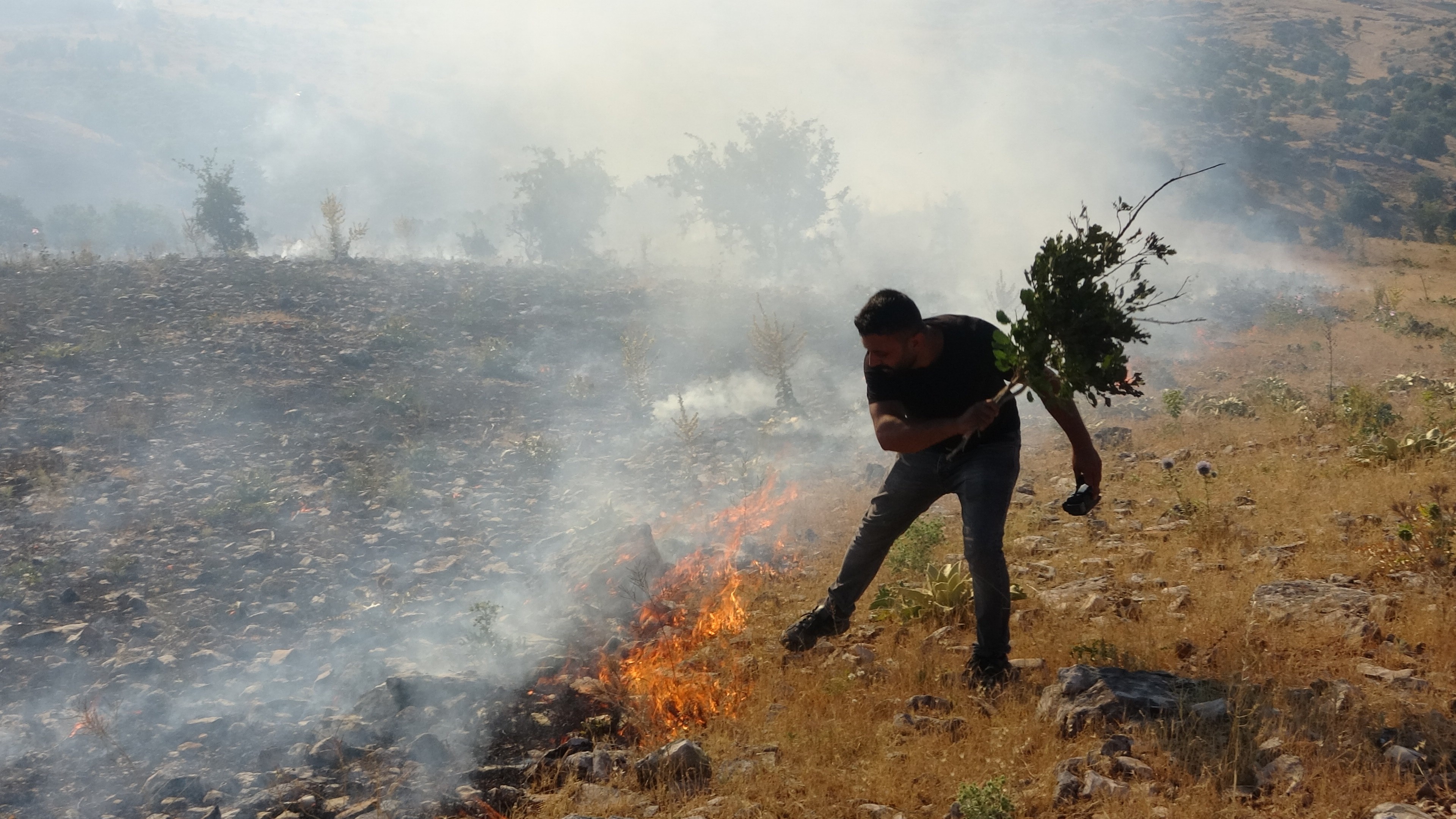 Orman yangınına ilk müdahale gazeteciler ile vatandaşlardan geldi