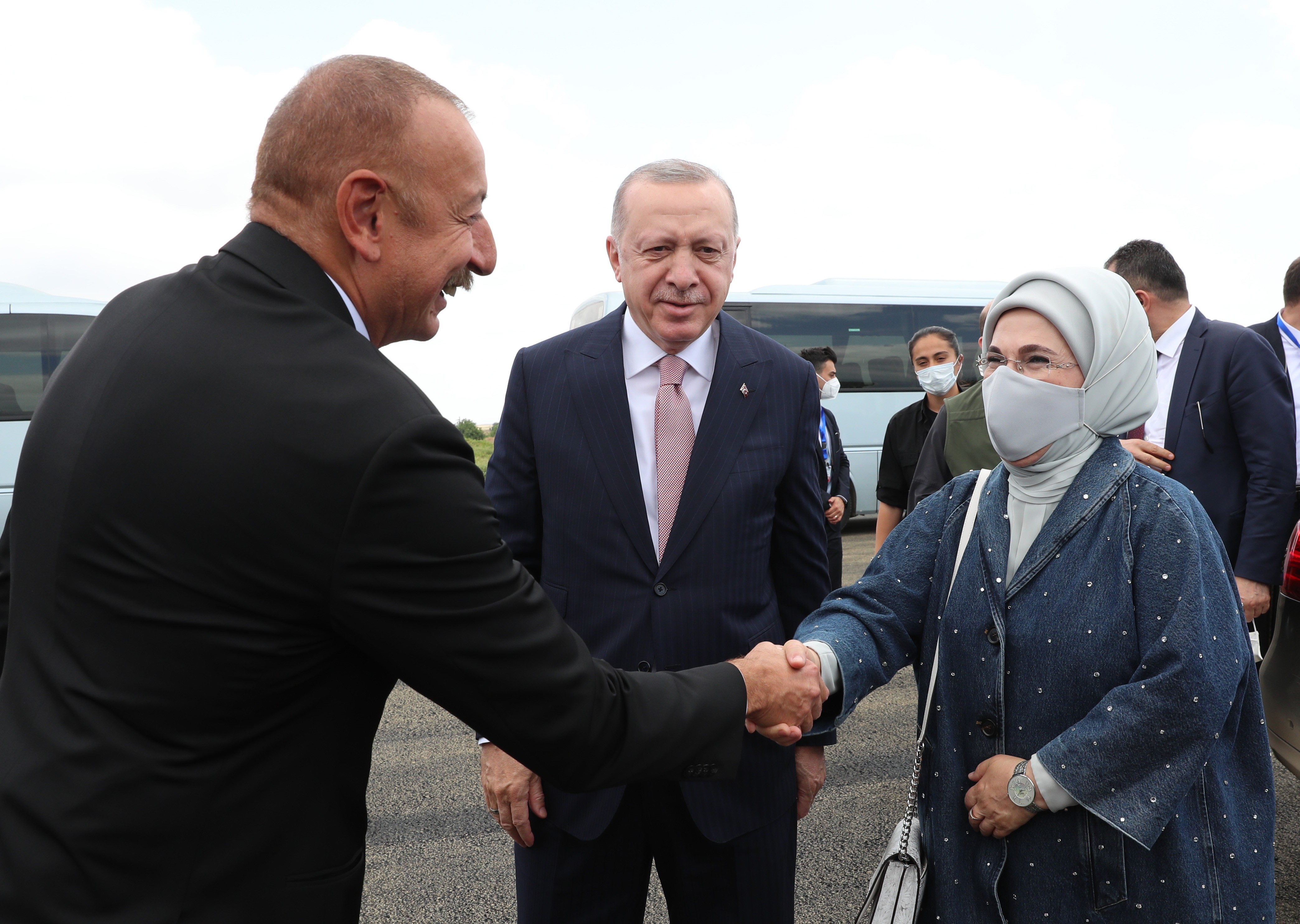 Cumhurbaşkanı Erdoğan, Fuzuli’de Aliyev tarafından karşılandı