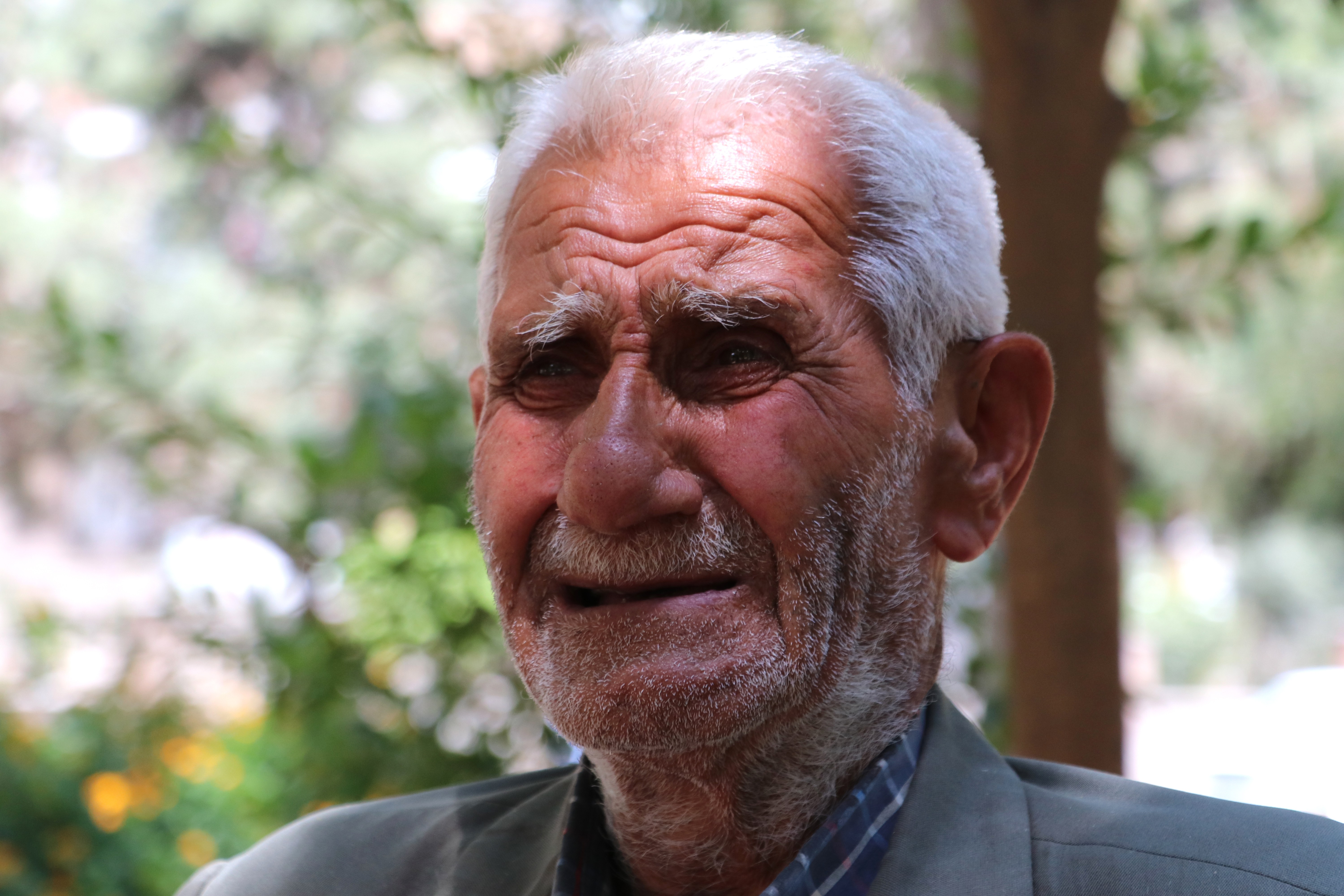 Babalar Gününe parkta yalnız giriyor