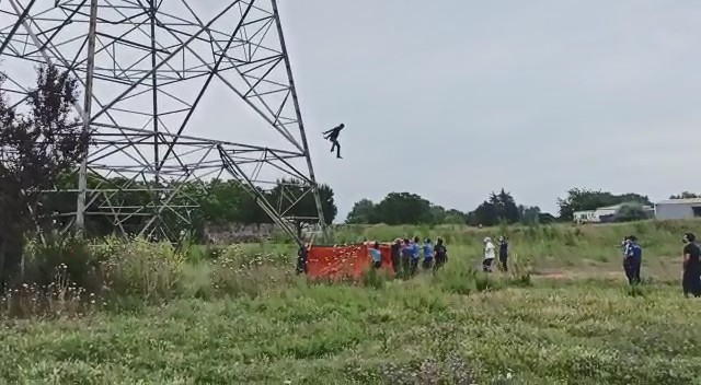 Yüksek gerileme çıkan kişi, 15 metreden aşağı atladı