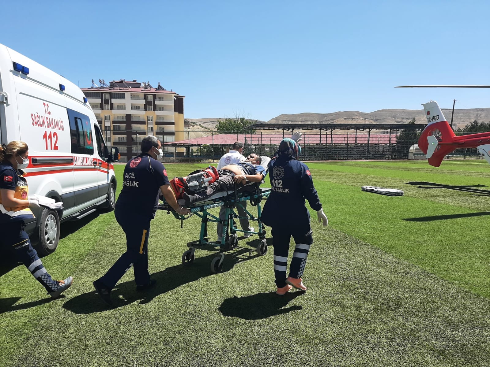 Sağlık personelinin imdadına ambulans helikopter yetişti