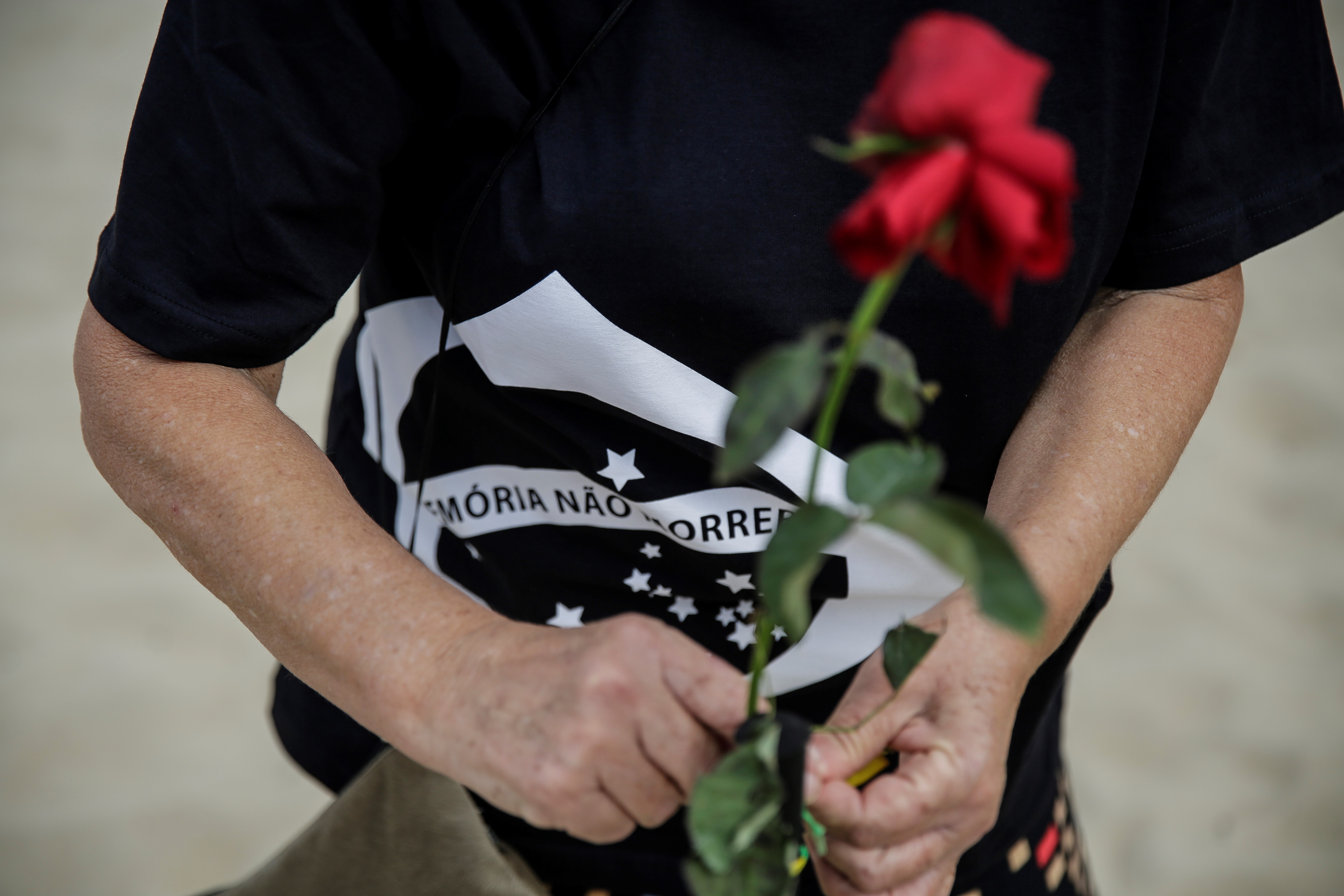 Copacabana Plajı’na Covid-19’dan ölenler anısına 500 gül dikildi