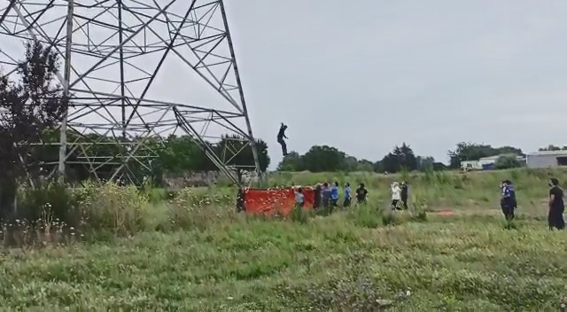 Yüksek gerileme çıkan kişi, 15 metreden aşağı atladı