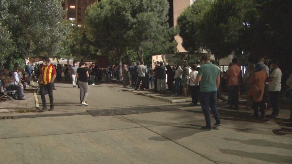 Hastanelerde aşı yoğunluğu! Uzun kuyruklar oluştu