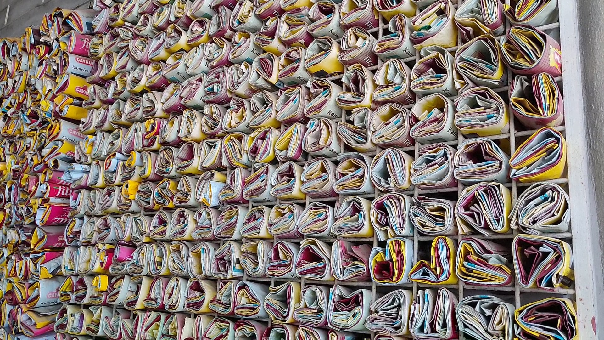 Çay paketlerini 13 yıldır atmadı, 4 bin çay paketini dekor olarak kullanıyor