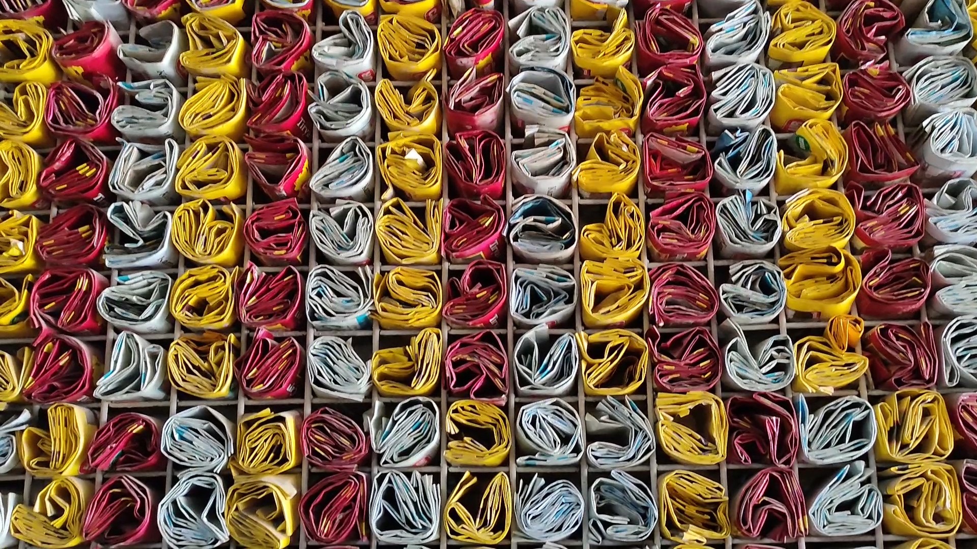 Çay paketlerini 13 yıldır atmadı, 4 bin çay paketini dekor olarak kullanıyor