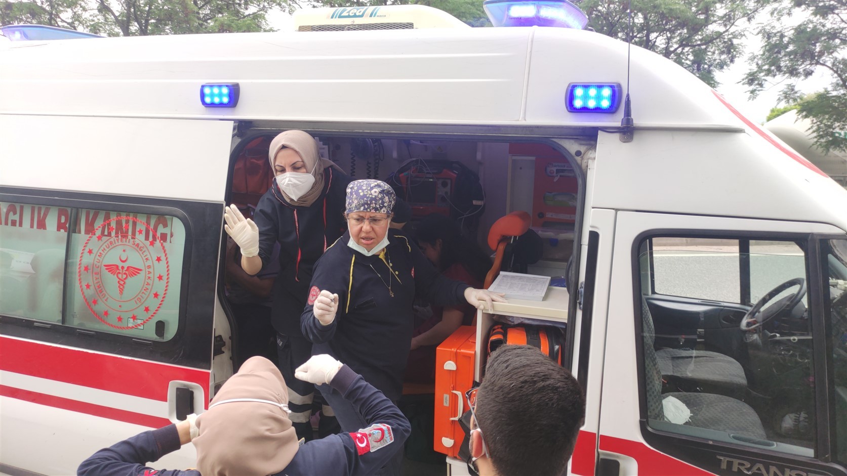 Ambulans kavşakta otomobille çarpıştı: 4 yaralı