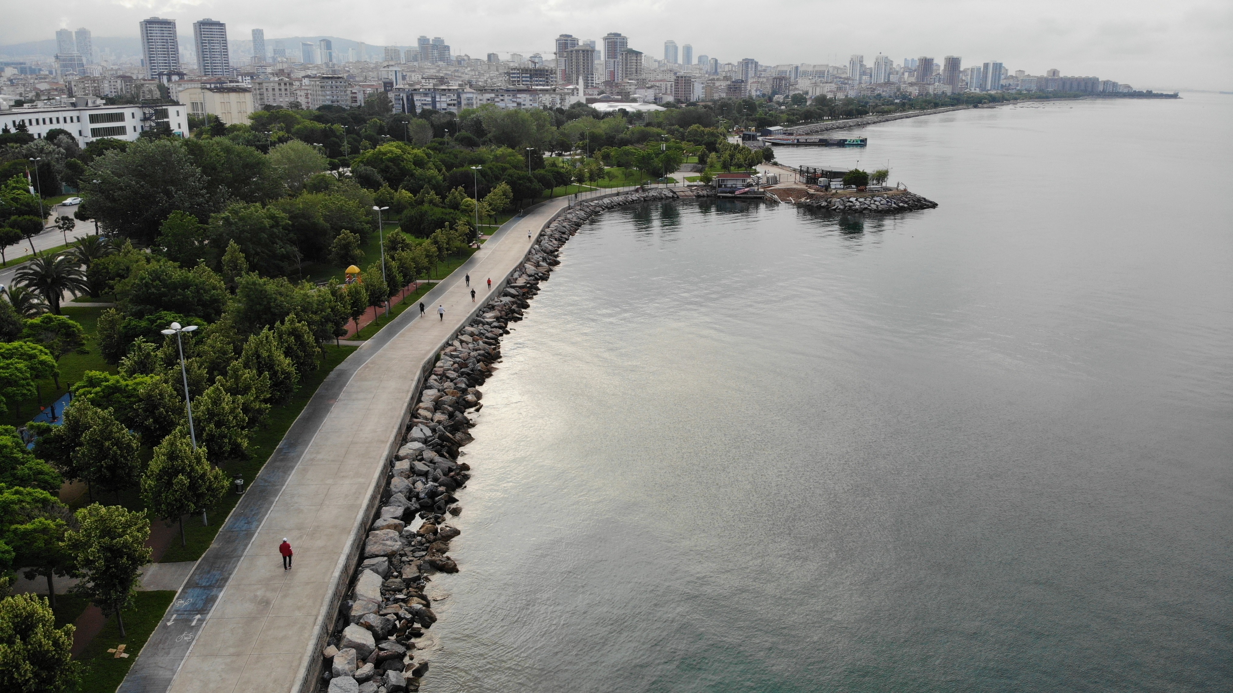 Kartal Sahili deniz salyasından temizlendi