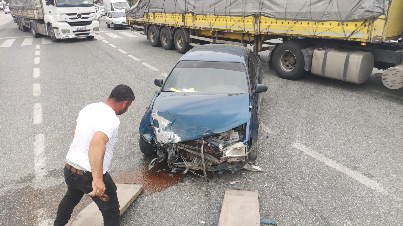 Ambulans kavşakta otomobille çarpıştı: 4 yaralı