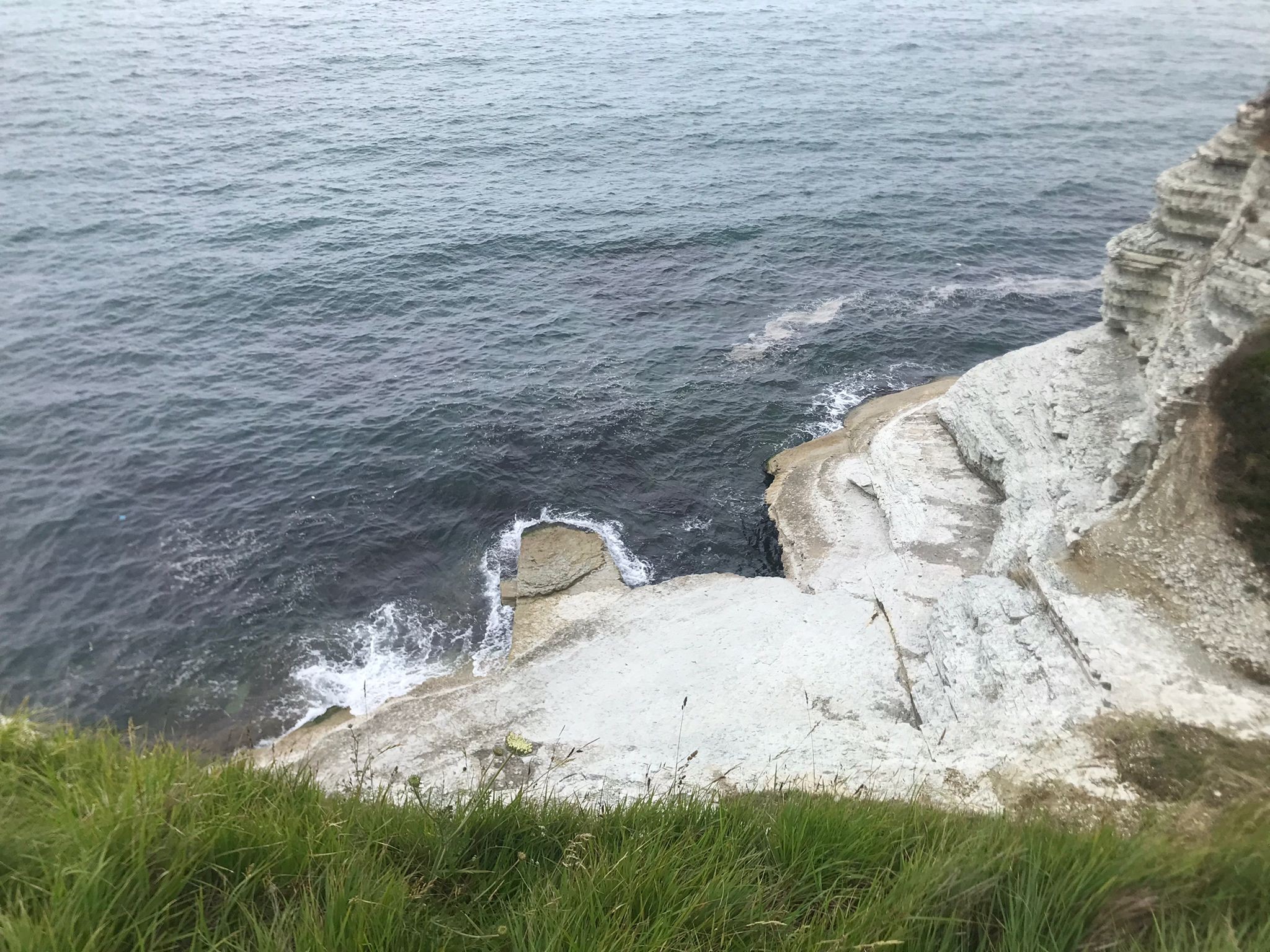 30 metrelik falezlerden atlayan genç kız ağır yaralandı