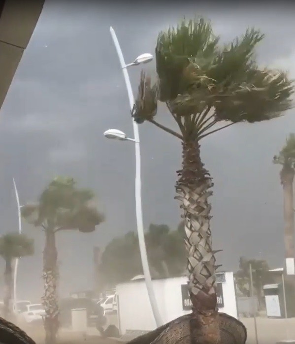 İzmir’e fırtına bir anda geldi, ortalığı yıktı geçti