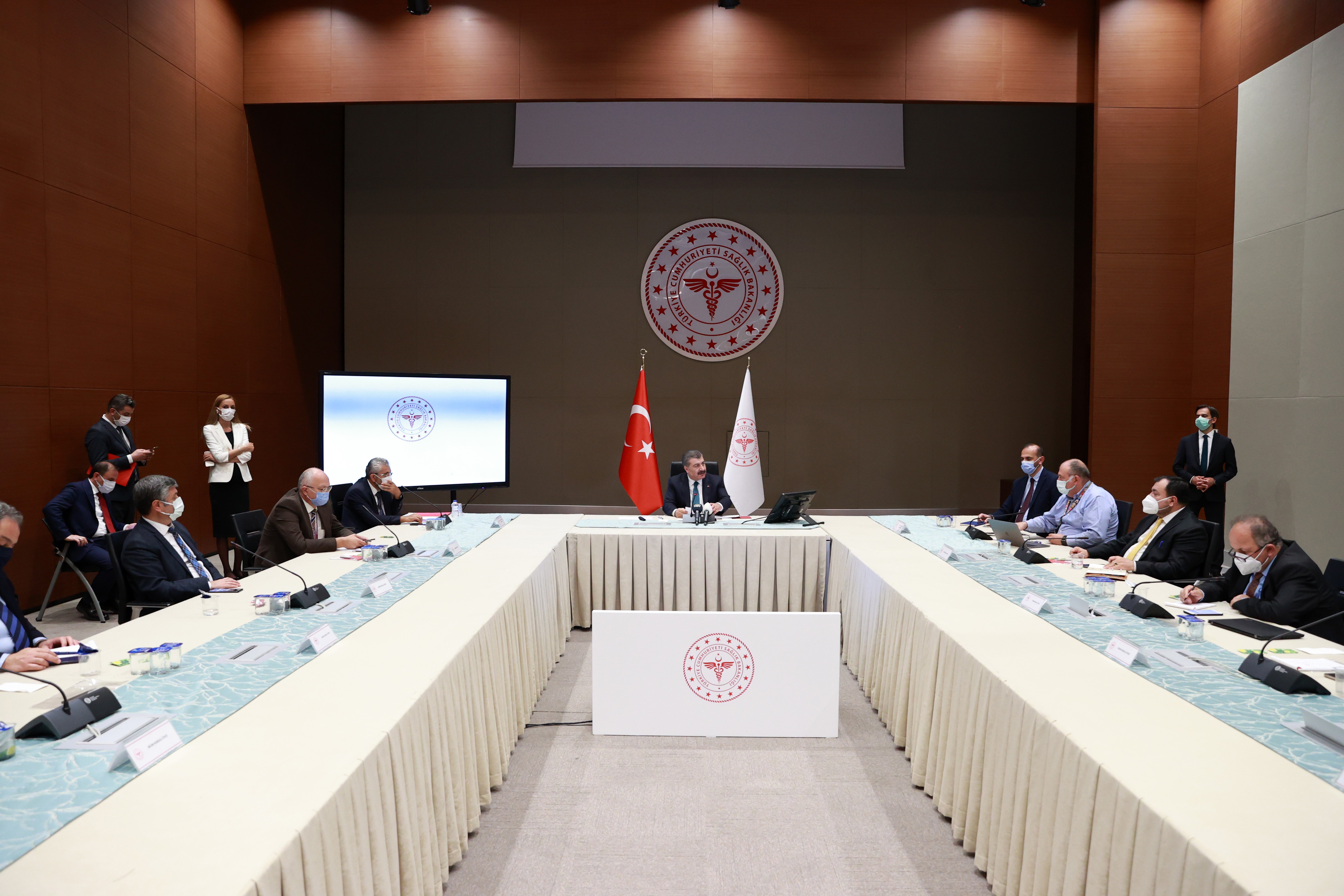 Bakan Koca: 'Cumadan itibaren 18 yaşından gün almış olan herkes randevu alabilir olacak'