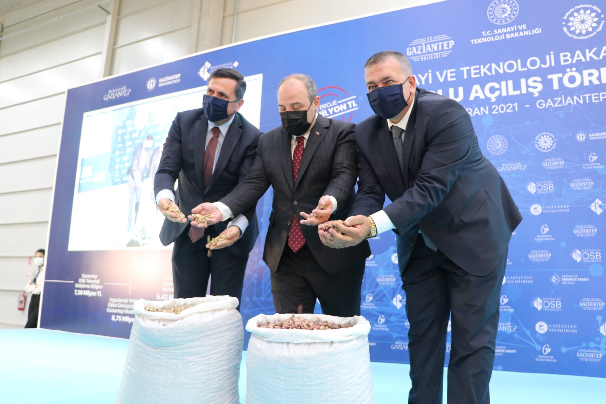 Bakan Varank, Türkiye’nin ilk ve tek Antep Fıstığı Lisanslı Deposu'nun açılışını yaptı