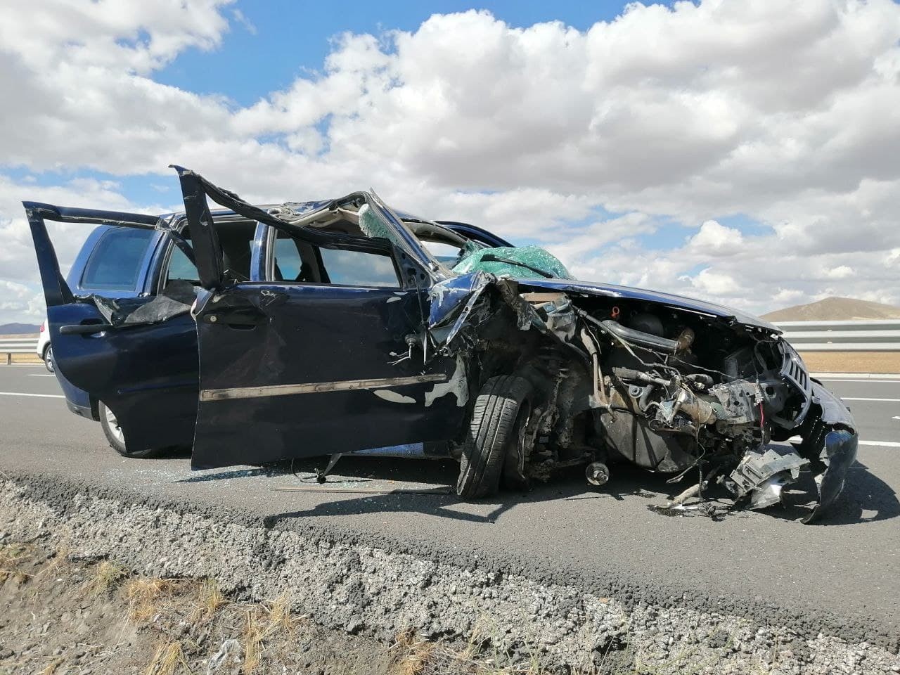 Trafik kazasında araca sıkışan kadın kendini acılarını unutup eşini ve kızını sordu