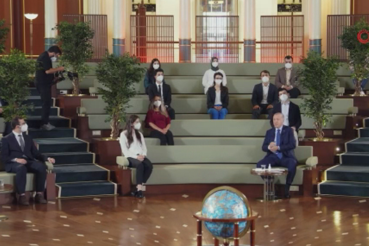 Cumhurbaşkanı Erdoğan, gençlerle bir araya geldi