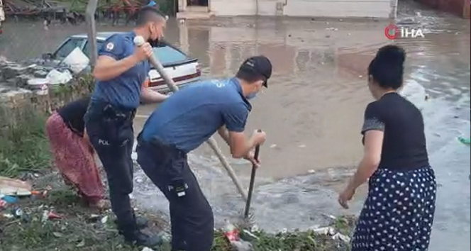 Edirne’de sağanak yağış sokakları göle çevirdi, iş yerlerini su bastı