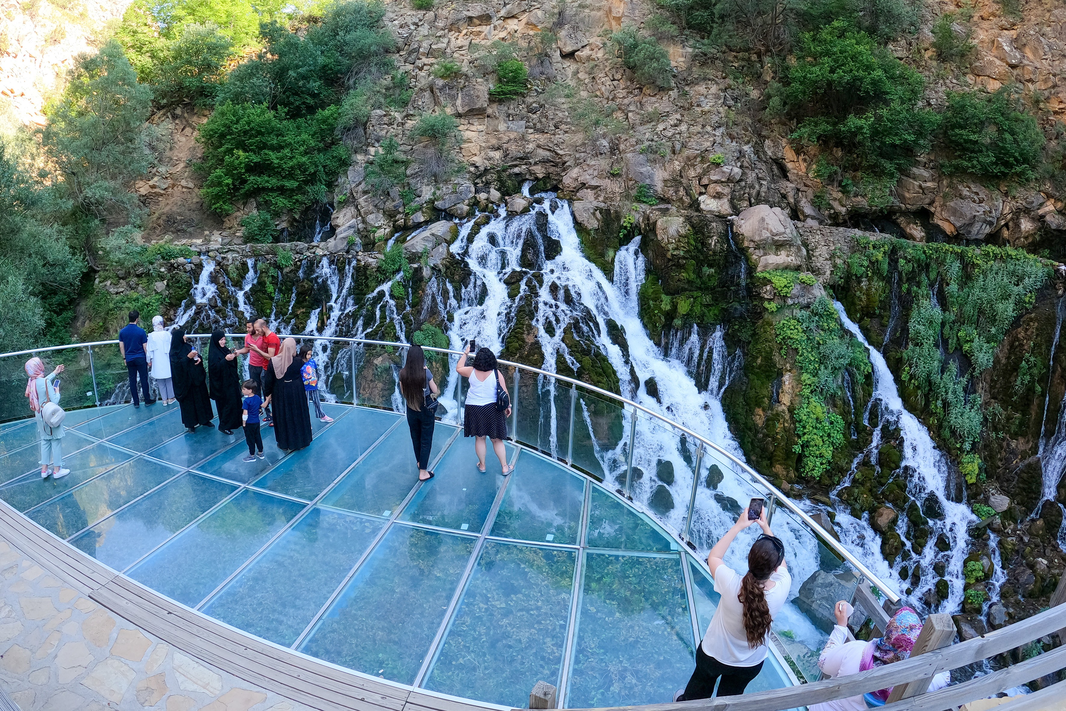 Serinlemek isteyen Tomara Şelalesi'nin yolunu tutuyor