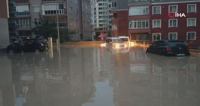 Edirne’de sağanak yağış sokakları göle çevirdi, iş yerlerini su bastı