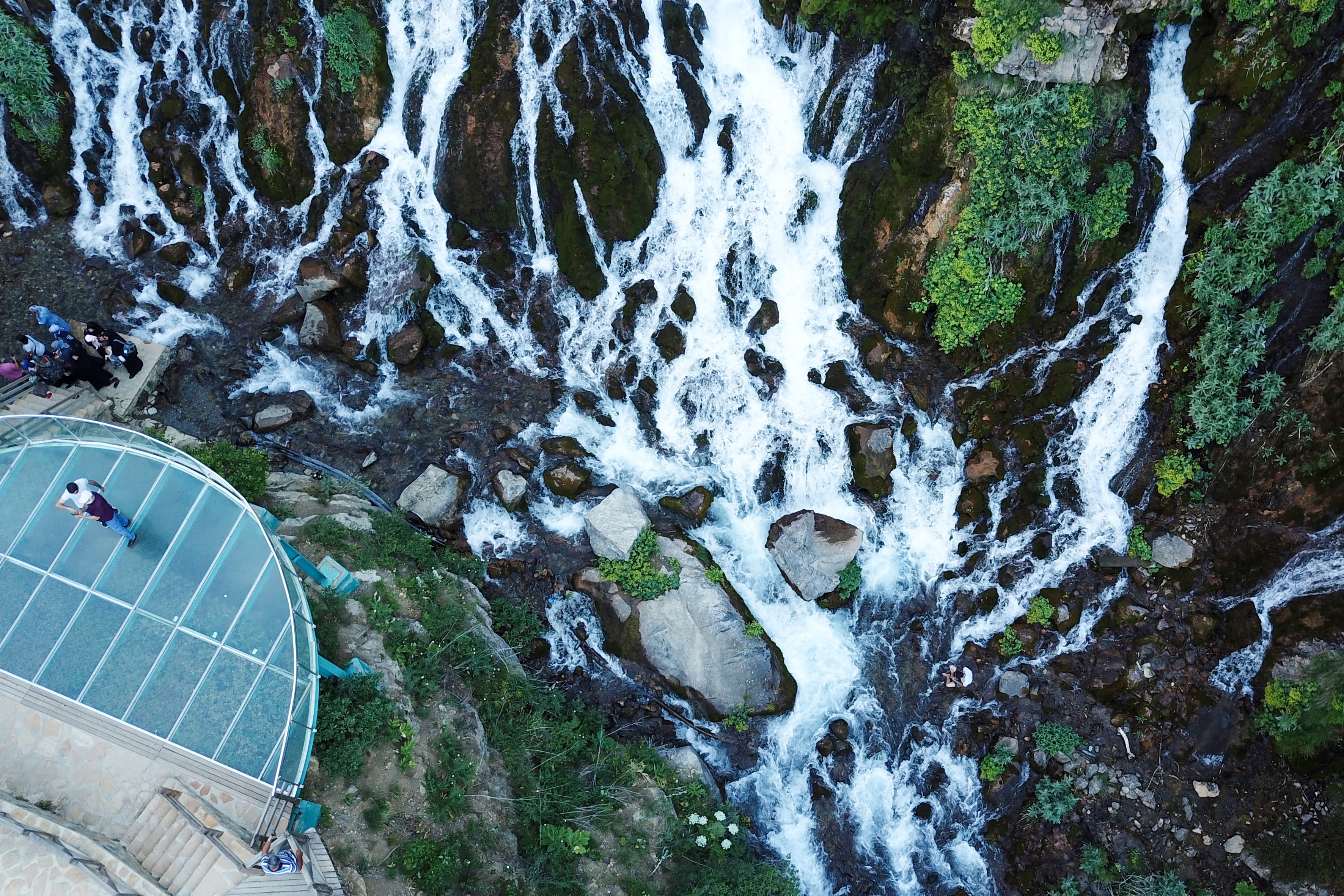 Serinlemek isteyen Tomara Şelalesi'nin yolunu tutuyor