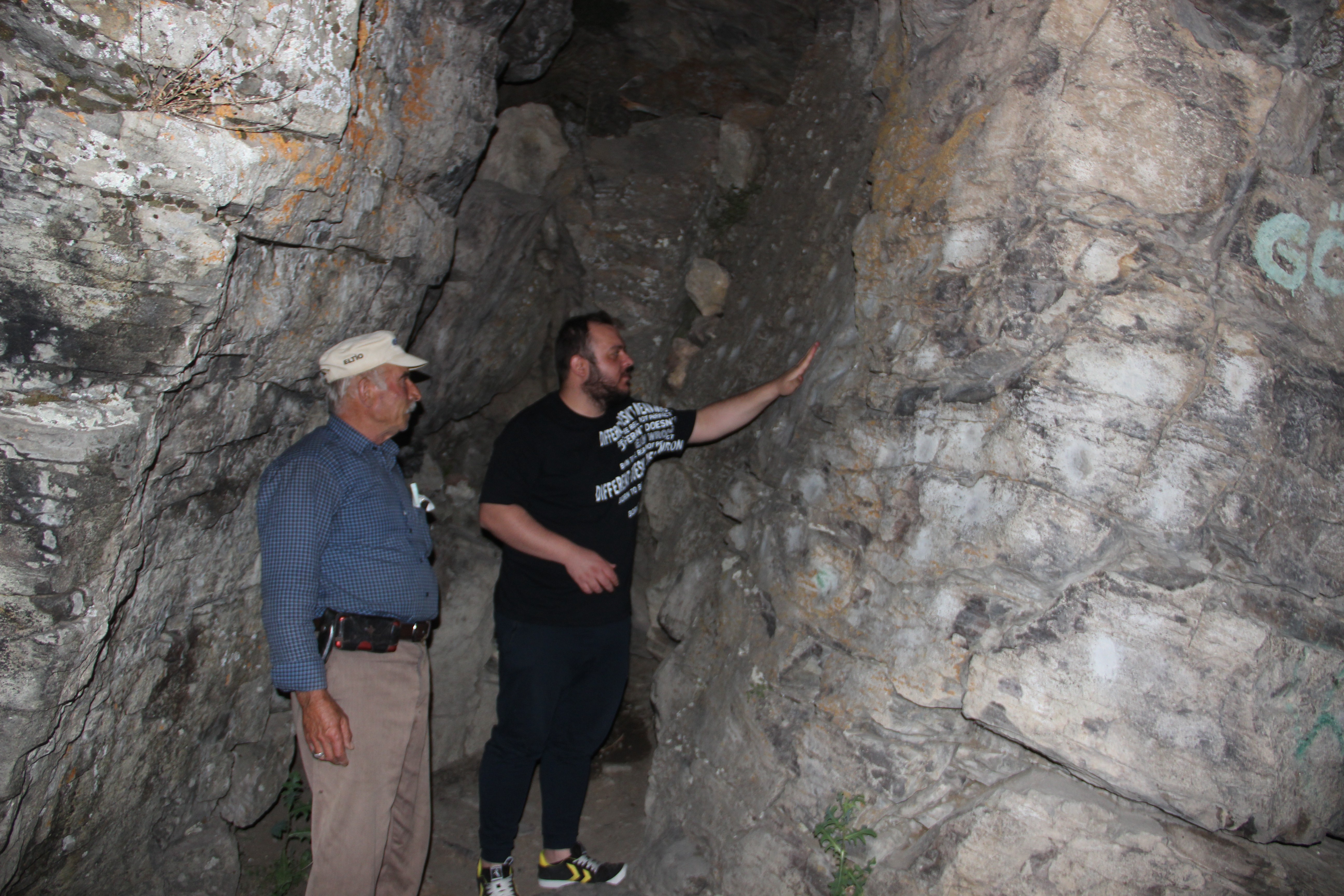 Erzurum’da ilginç gelenek, derdi olan eline taş alıp bu kayaya koşuyor