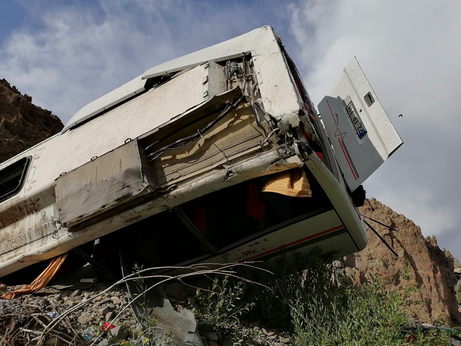 Ağrı’da yolcu otobüsü şarampole devrildi: 1 ölü, 26 yaralı