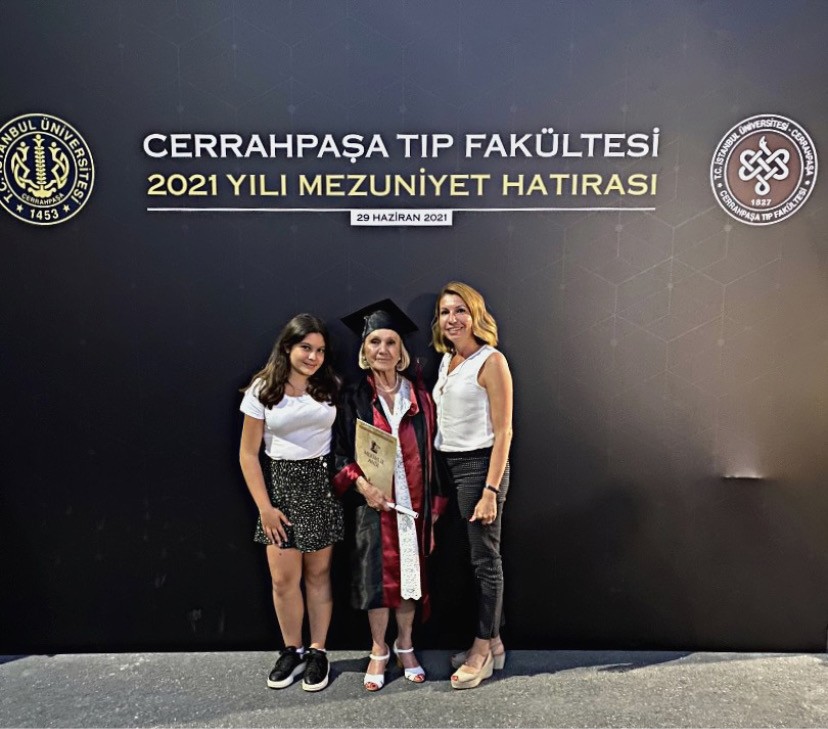 74 yaşında Cerrahpaşa Tıp Fakültesi'nden mezun oldu