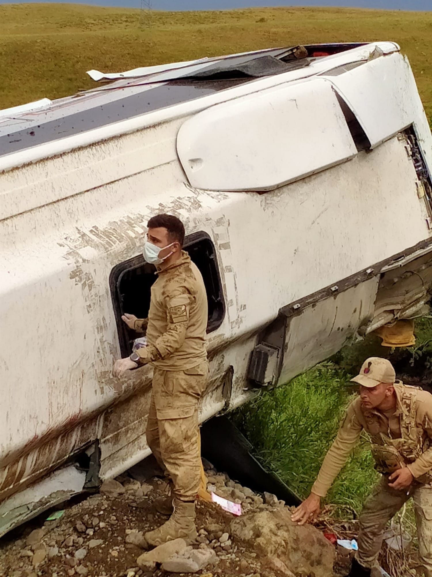Ağrı’da yolcu otobüsü şarampole devrildi: 1 ölü, 26 yaralı