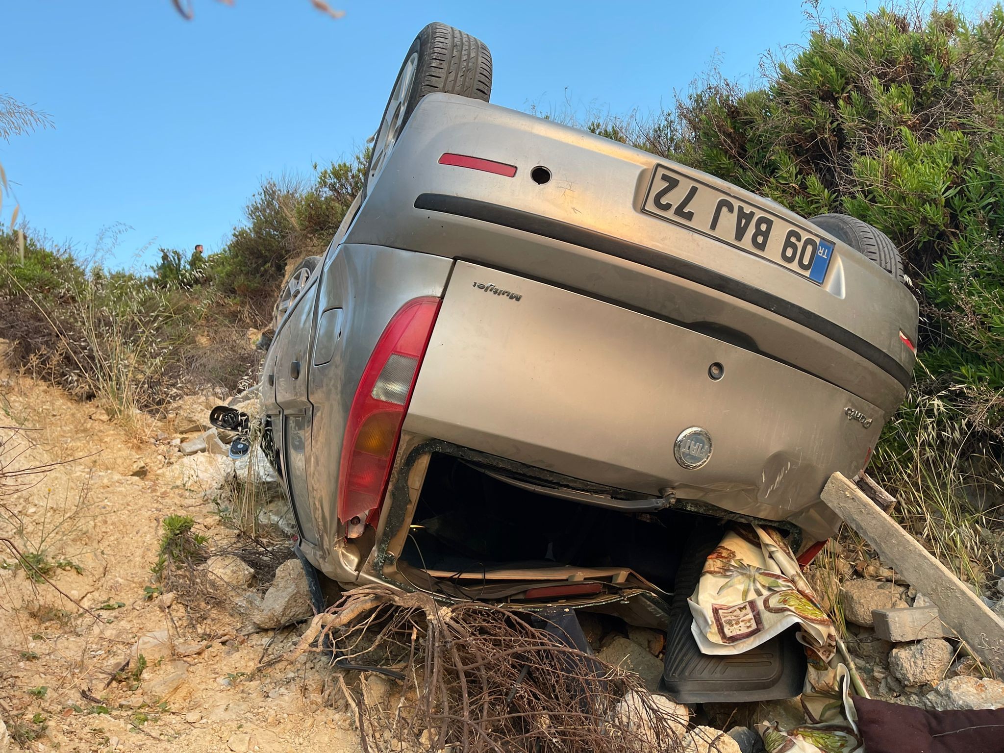 Gaz ile fren pedalını karıştırdı, şarampole yuvarlandı