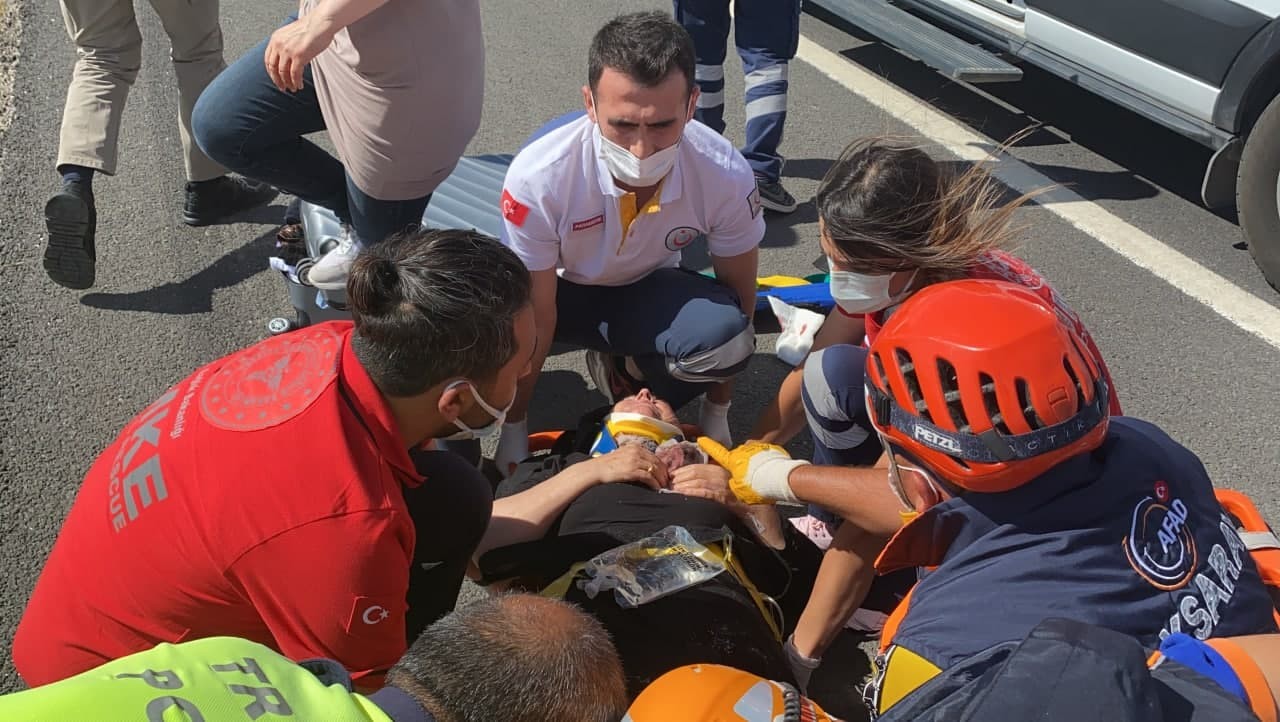Trafik kazasında araca sıkışan kadın kendini acılarını unutup eşini ve kızını sordu