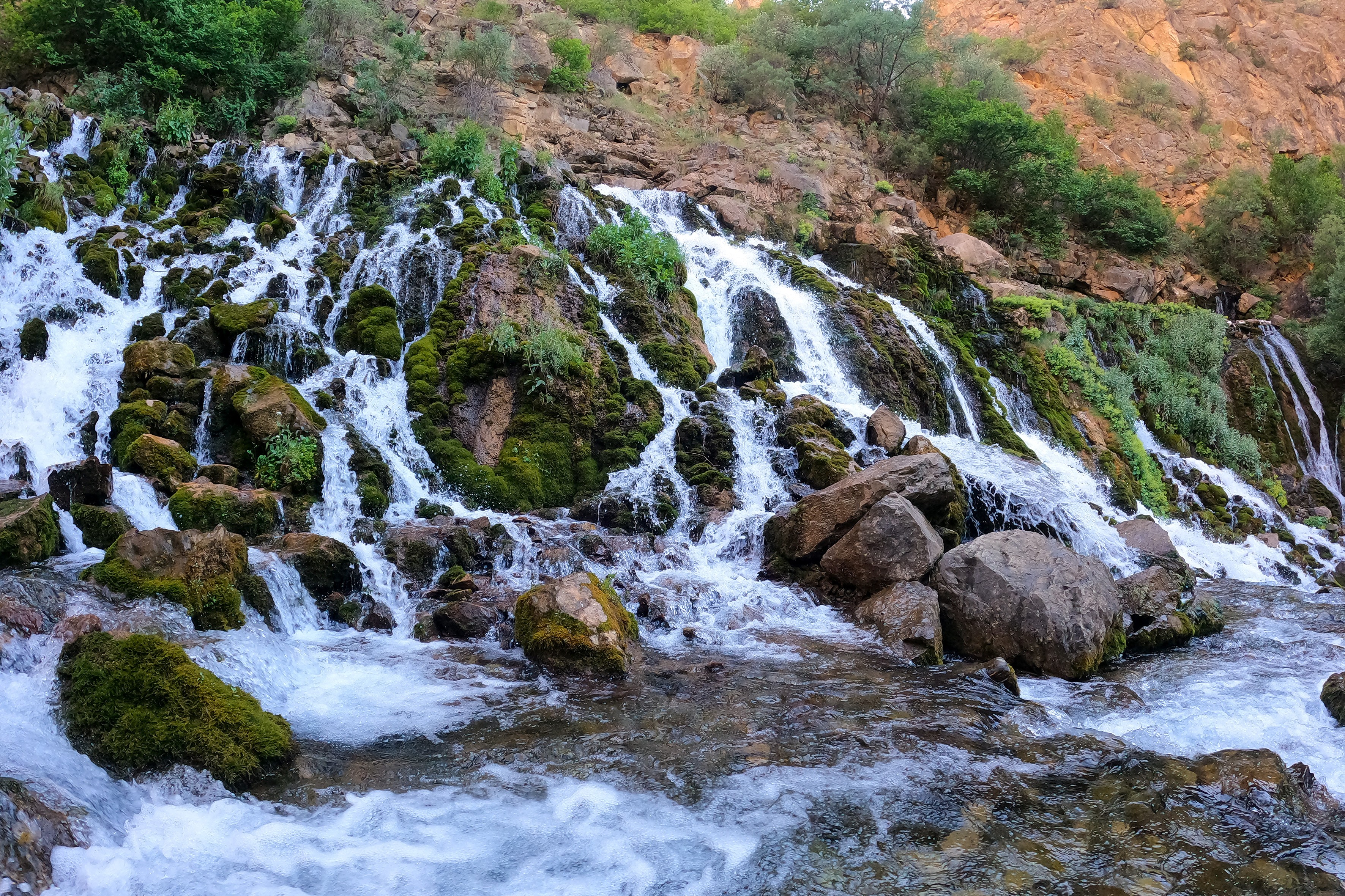 Serinlemek isteyen Tomara Şelalesi'nin yolunu tutuyor