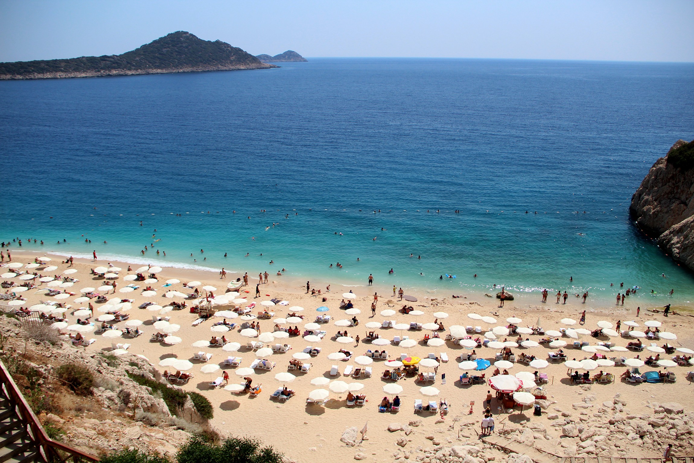 Normalleşmeyle birlikte dünyaca ünlü Kaputaş Plajı’na yoğun ilgi