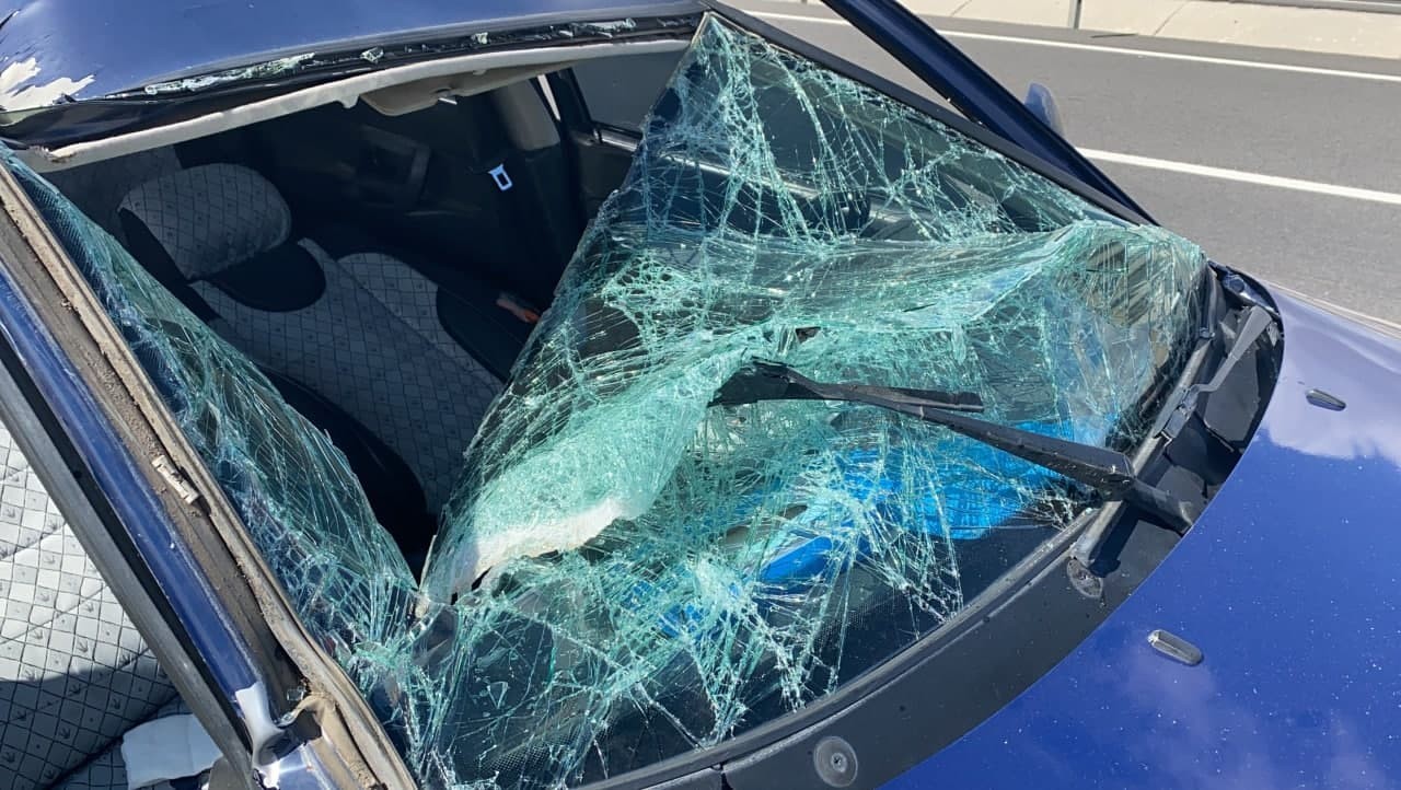 Trafik kazasında araca sıkışan kadın kendini acılarını unutup eşini ve kızını sordu