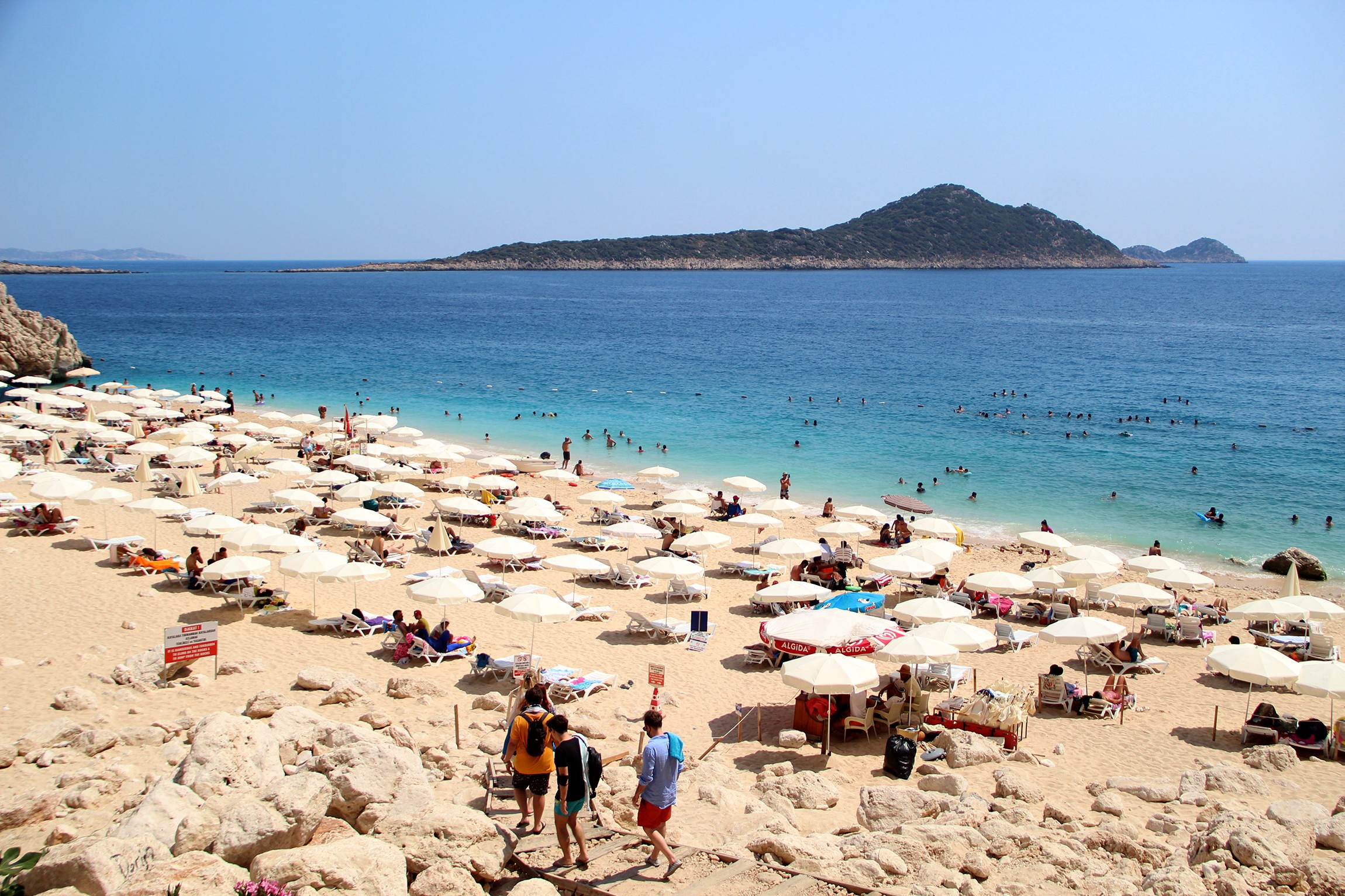 Normalleşmeyle birlikte dünyaca ünlü Kaputaş Plajı’na yoğun ilgi