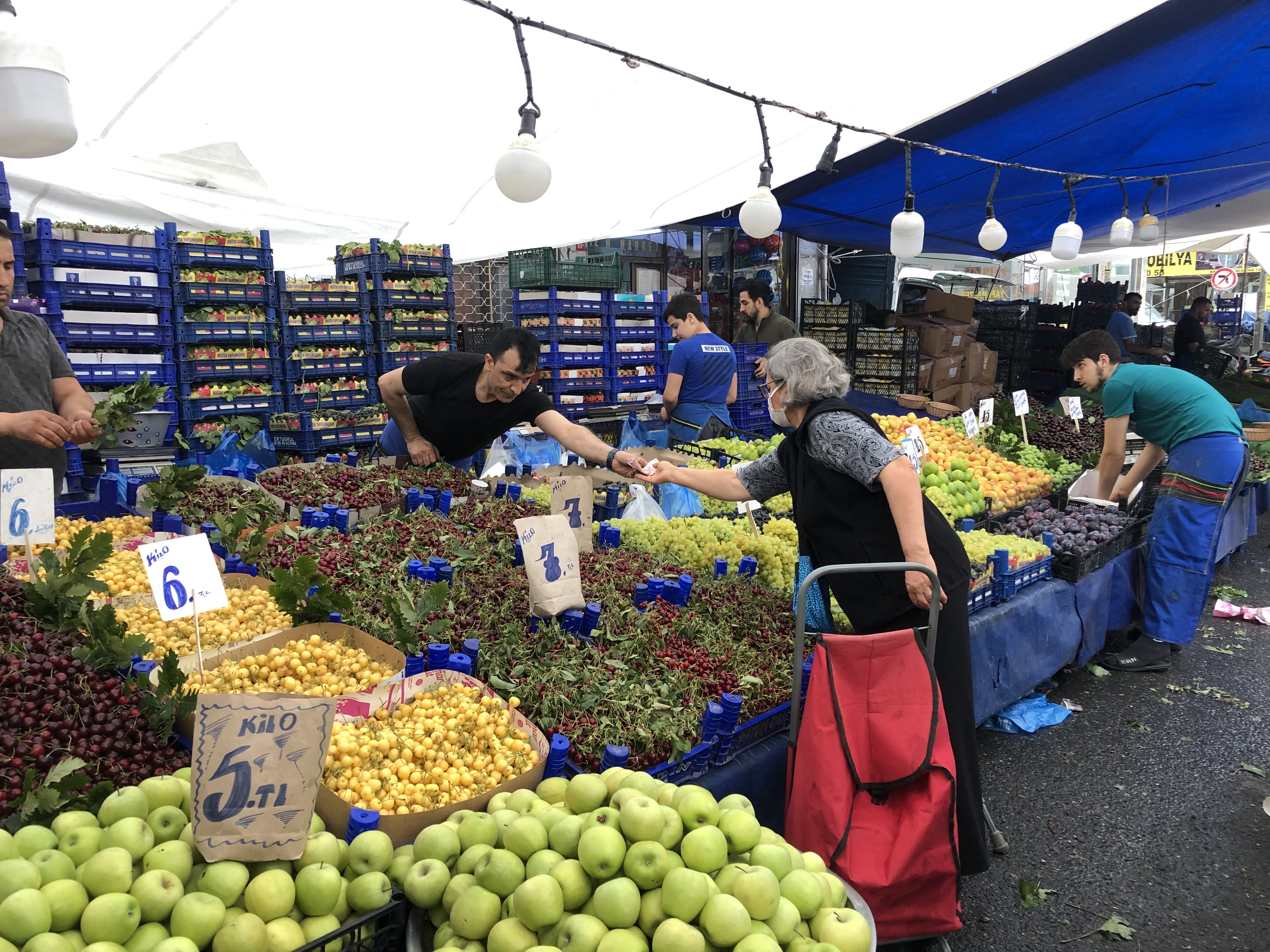 Yağmur yağsa da pazar tezgahları boş kalmadı