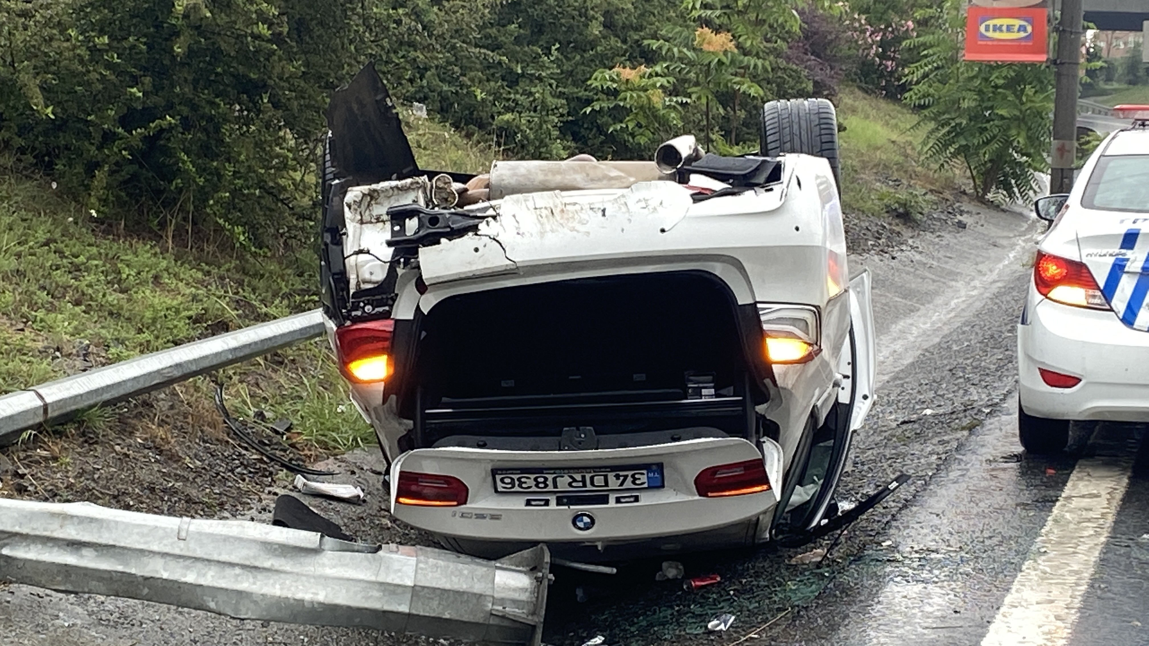 İstanbul’da lüks otomobil takla attı: Sürücünün burnu bile kanamadı
