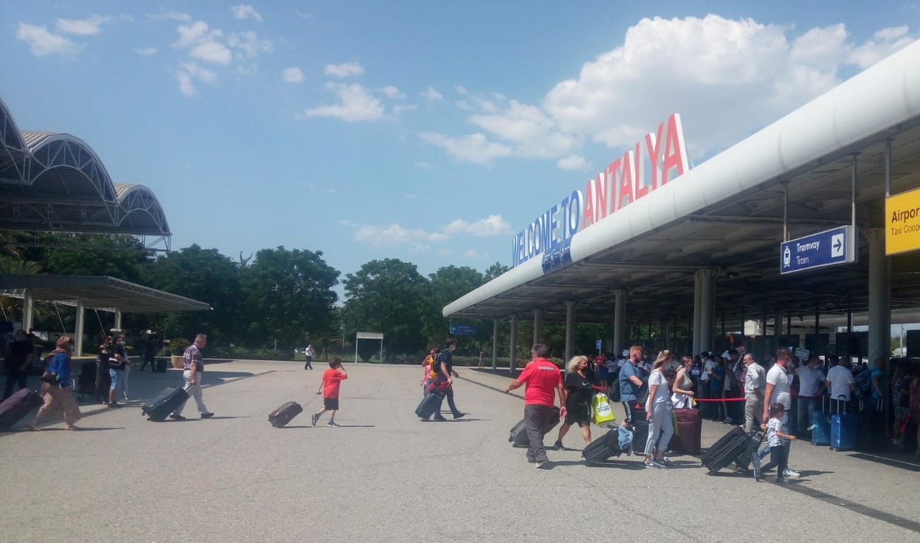 Antalya Havalimanı'nda turist yoğunluğu
