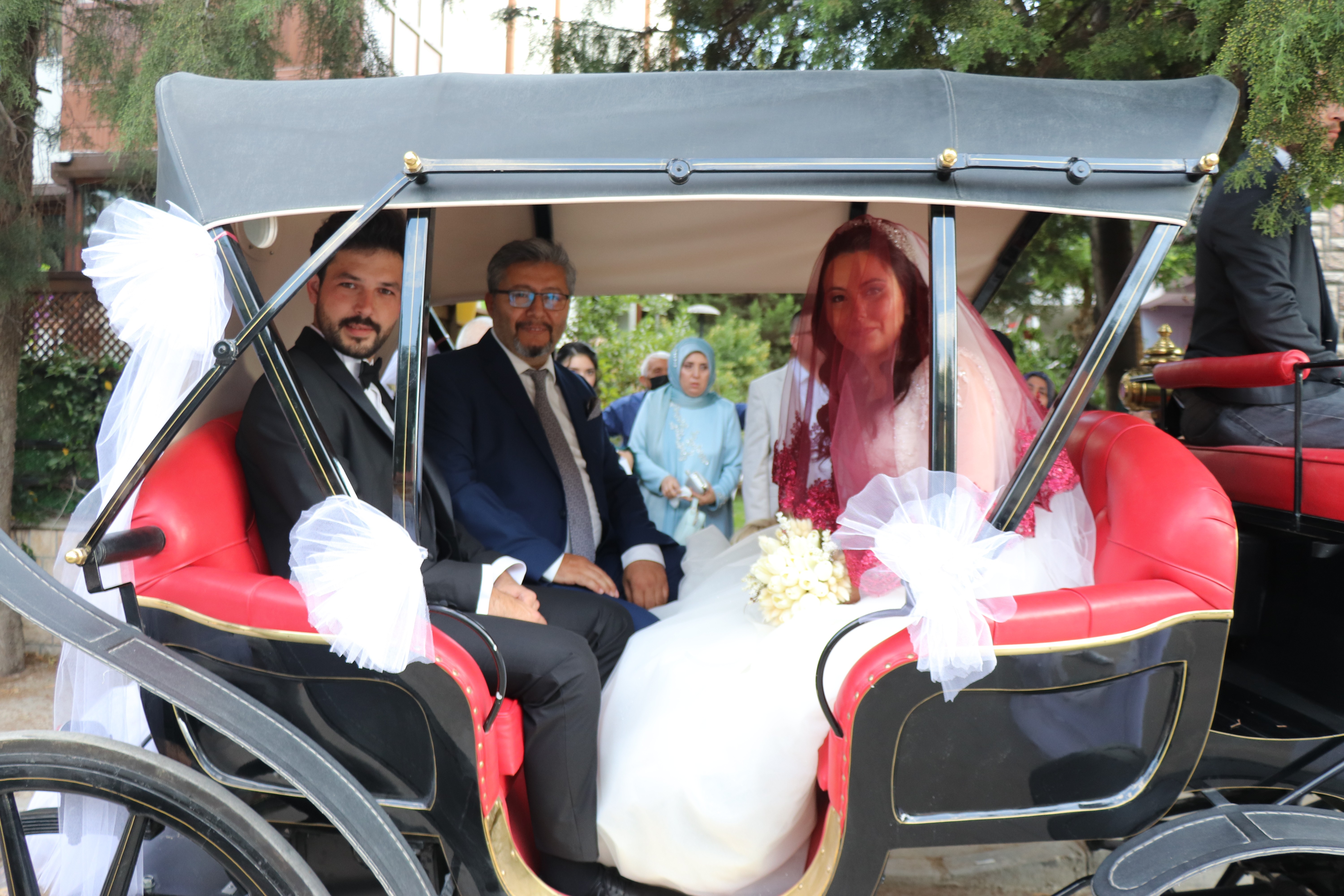 Babasının yaptığı elektrikli faytonla dünya evine girdiler