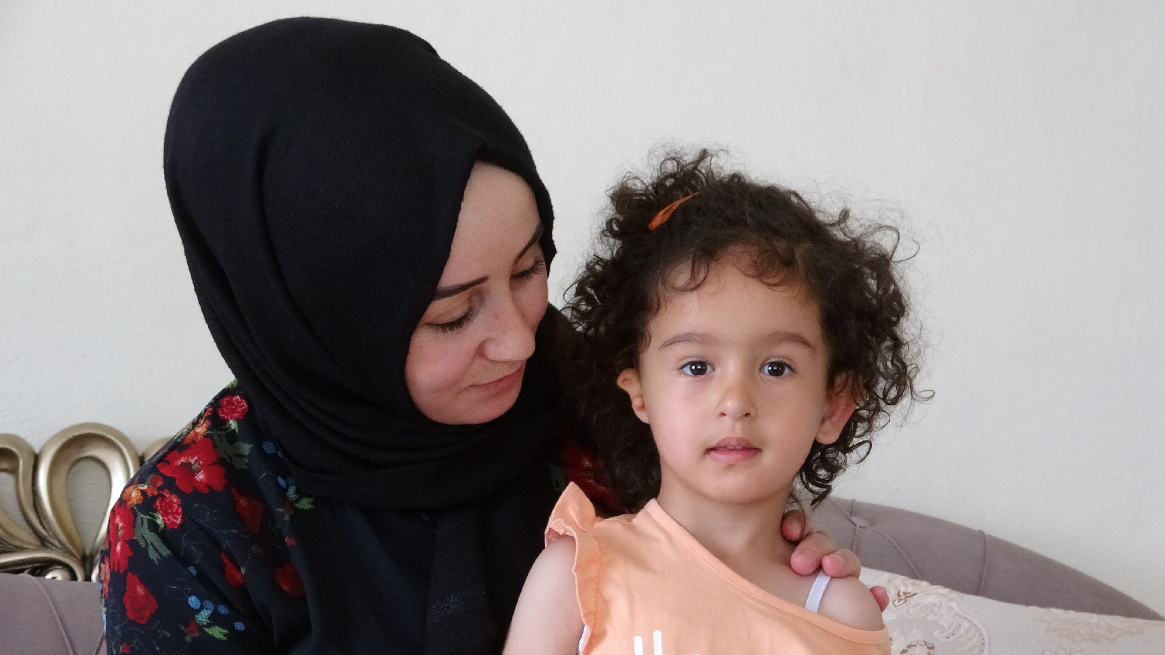 Doğuştan kulağı olmayan minik Zelal’in annesi yardım bekliyor