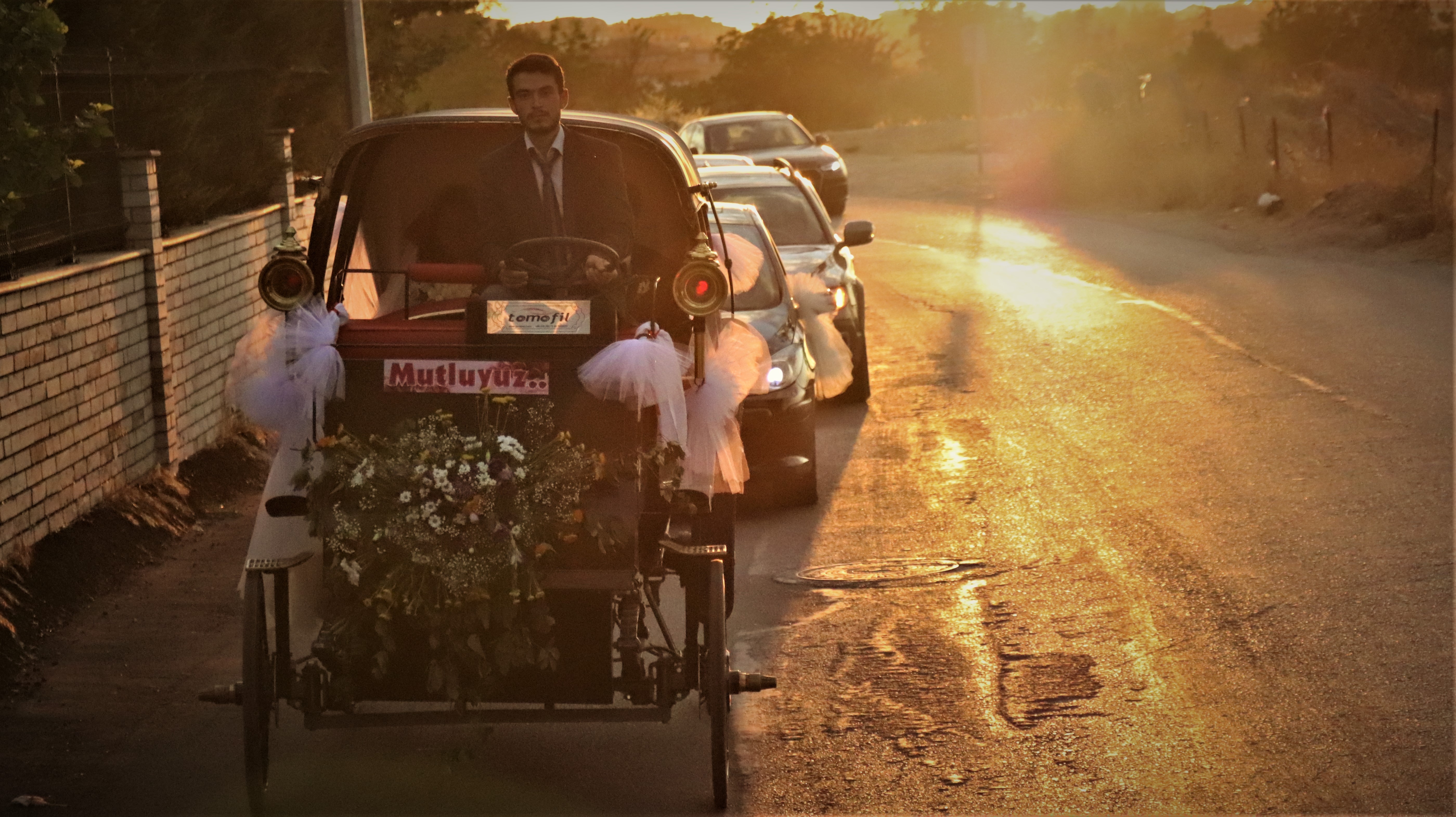 Babasının yaptığı elektrikli faytonla dünya evine girdiler