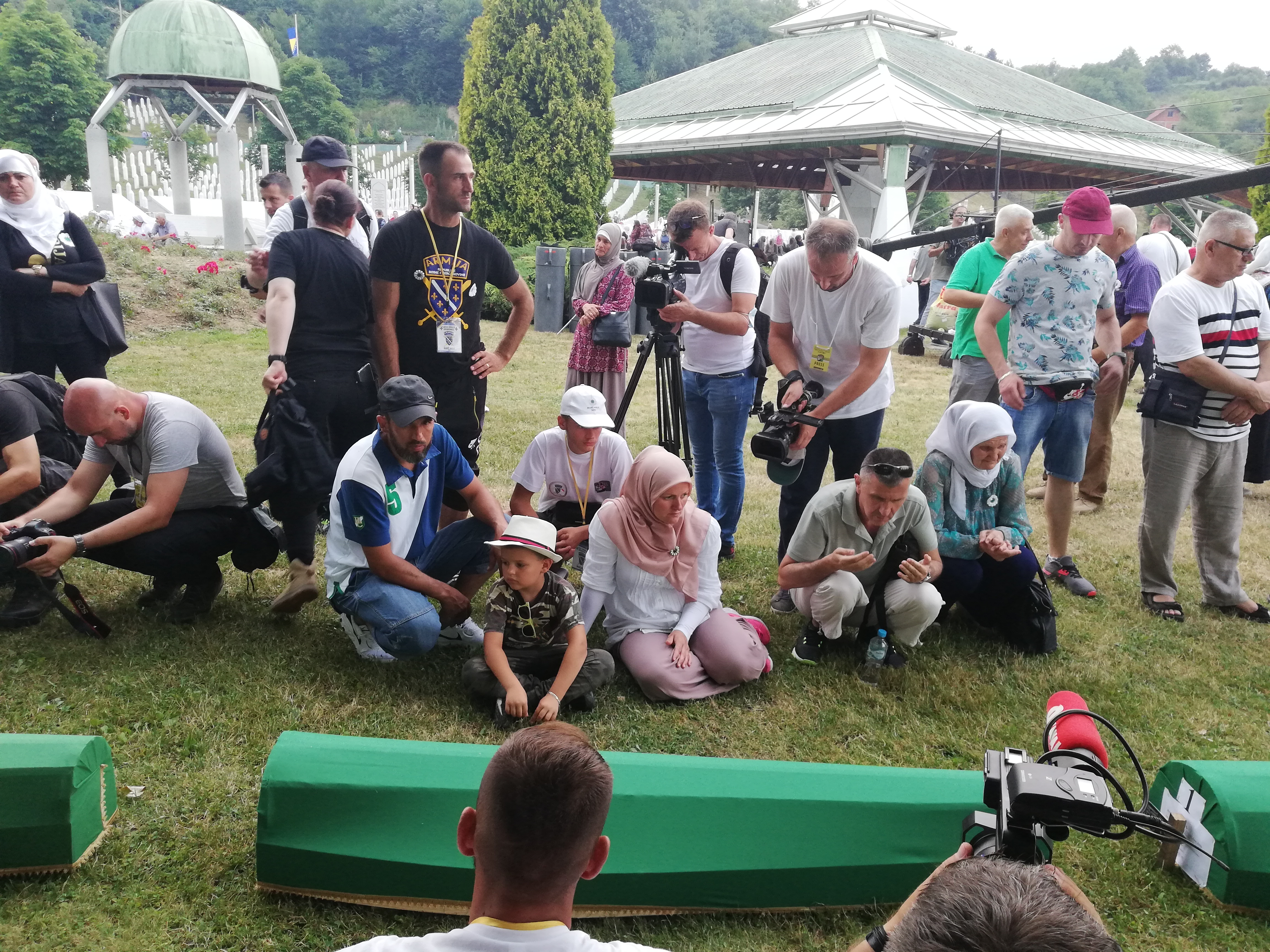 Srebrenitsa kurbanlarının tabutları Potoçari Anıt Mezarlığı'na taşındı