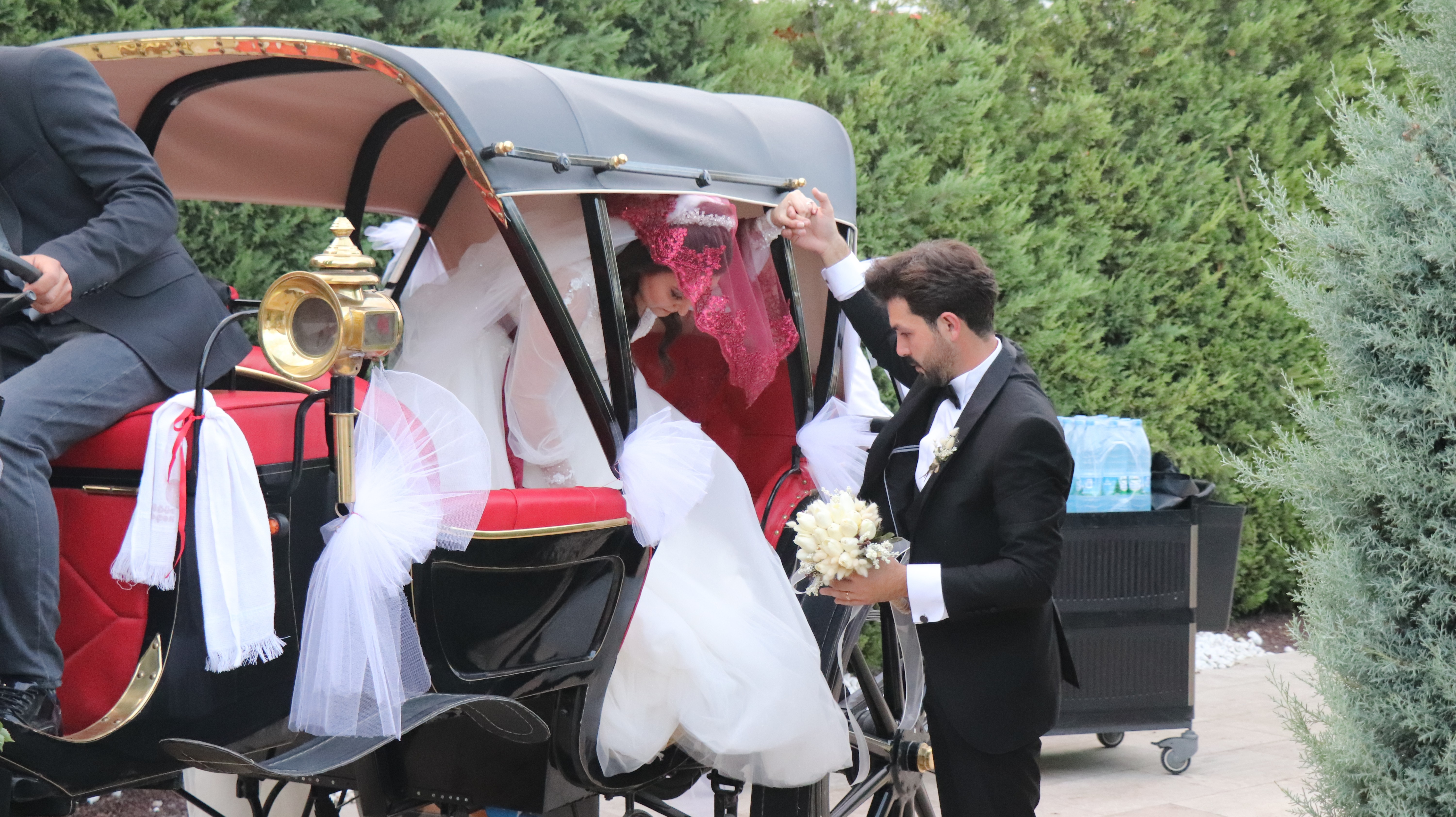 Babasının yaptığı elektrikli faytonla dünya evine girdiler