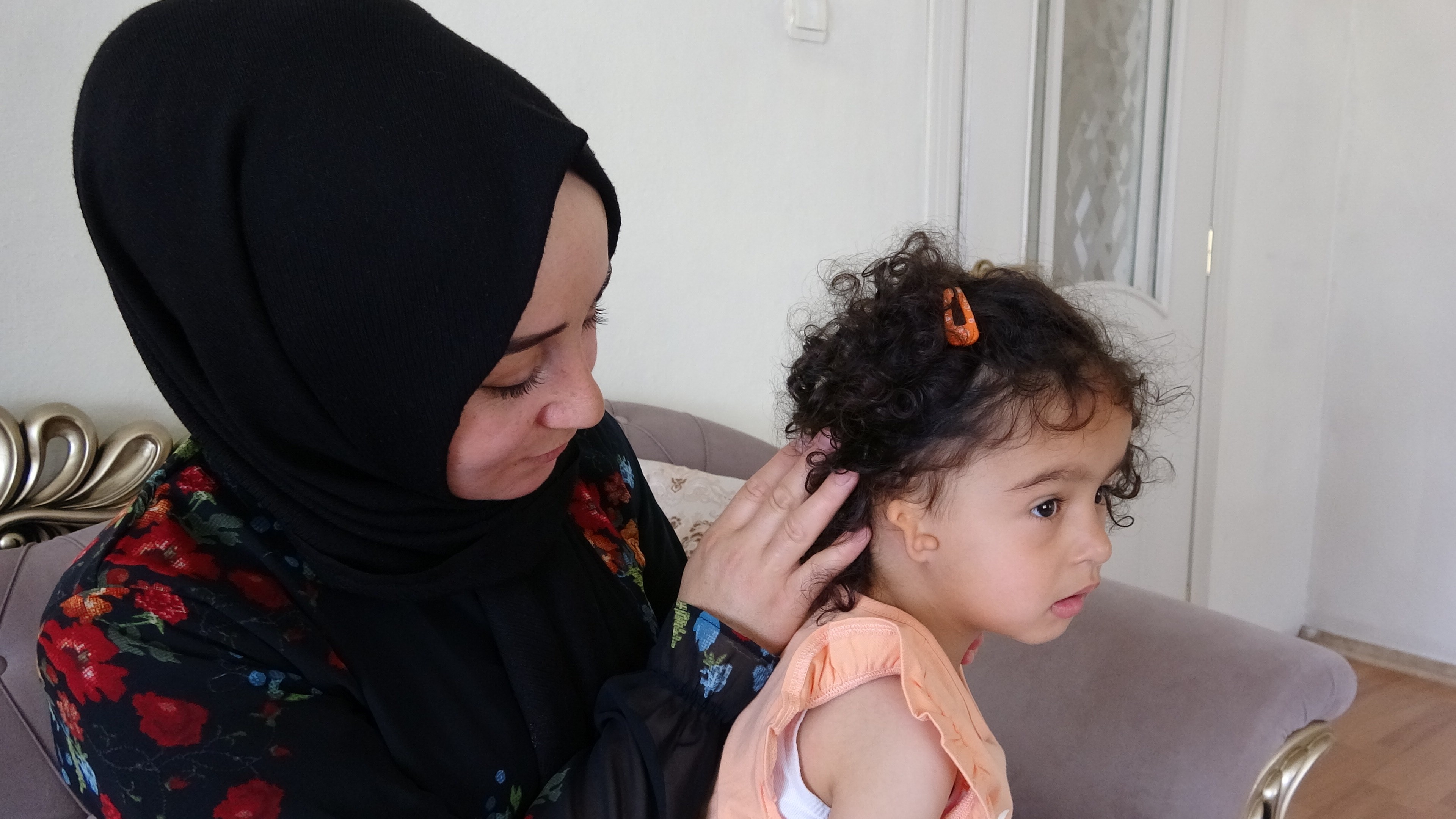 Doğuştan kulağı olmayan minik Zelal’in annesi yardım bekliyor