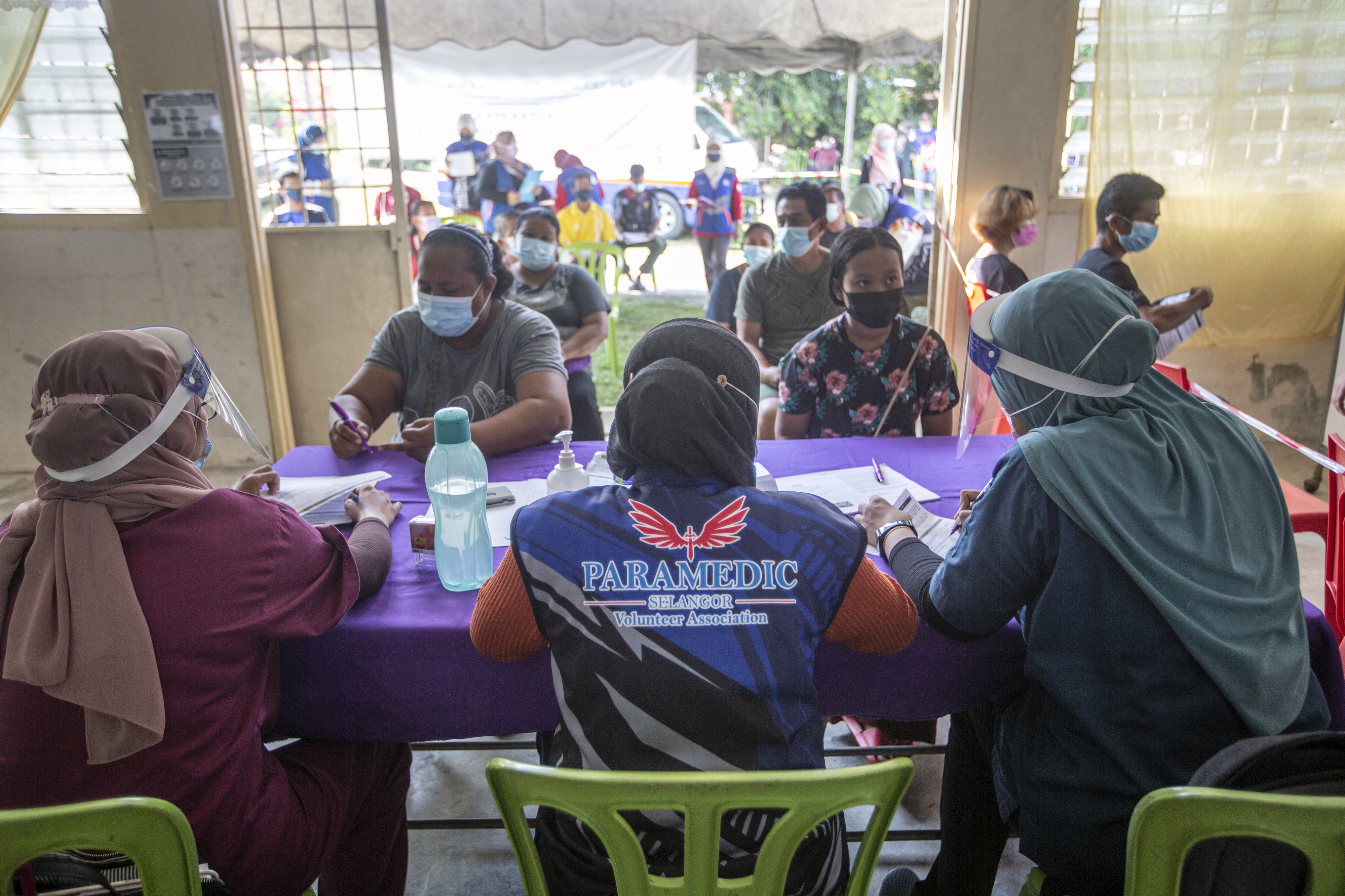 Malezya’da 204 personeli koronaya yakalanan aşı merkezi kapatıldı